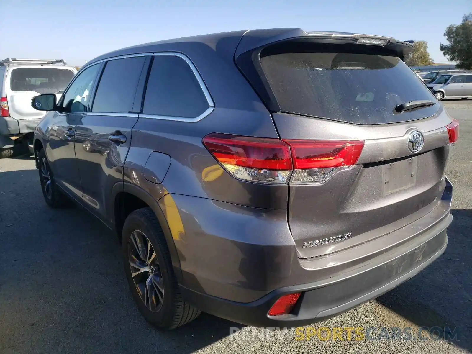 3 Photograph of a damaged car 5TDZZRFH1KS310351 TOYOTA HIGHLANDER 2019