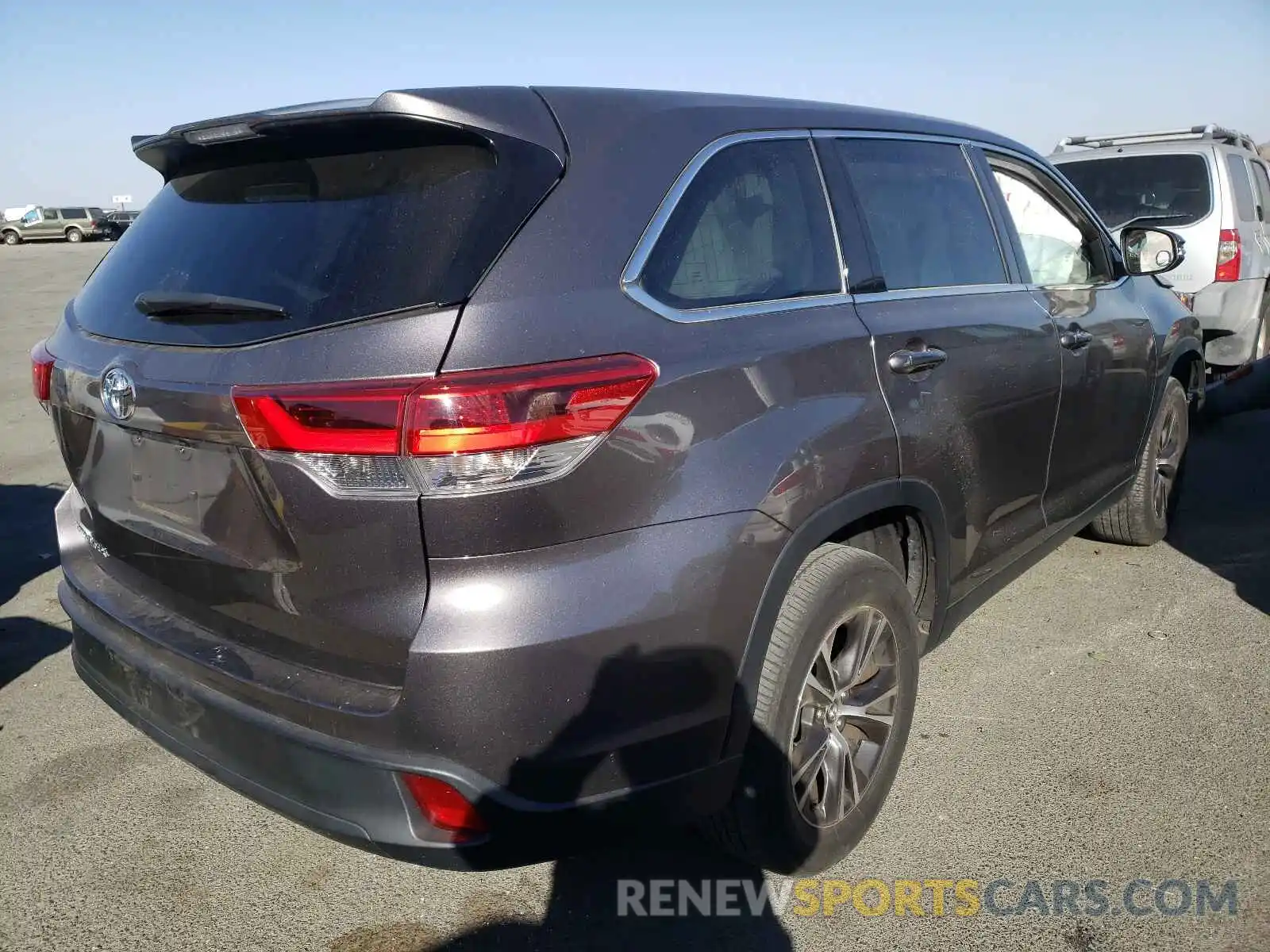 4 Photograph of a damaged car 5TDZZRFH1KS310351 TOYOTA HIGHLANDER 2019