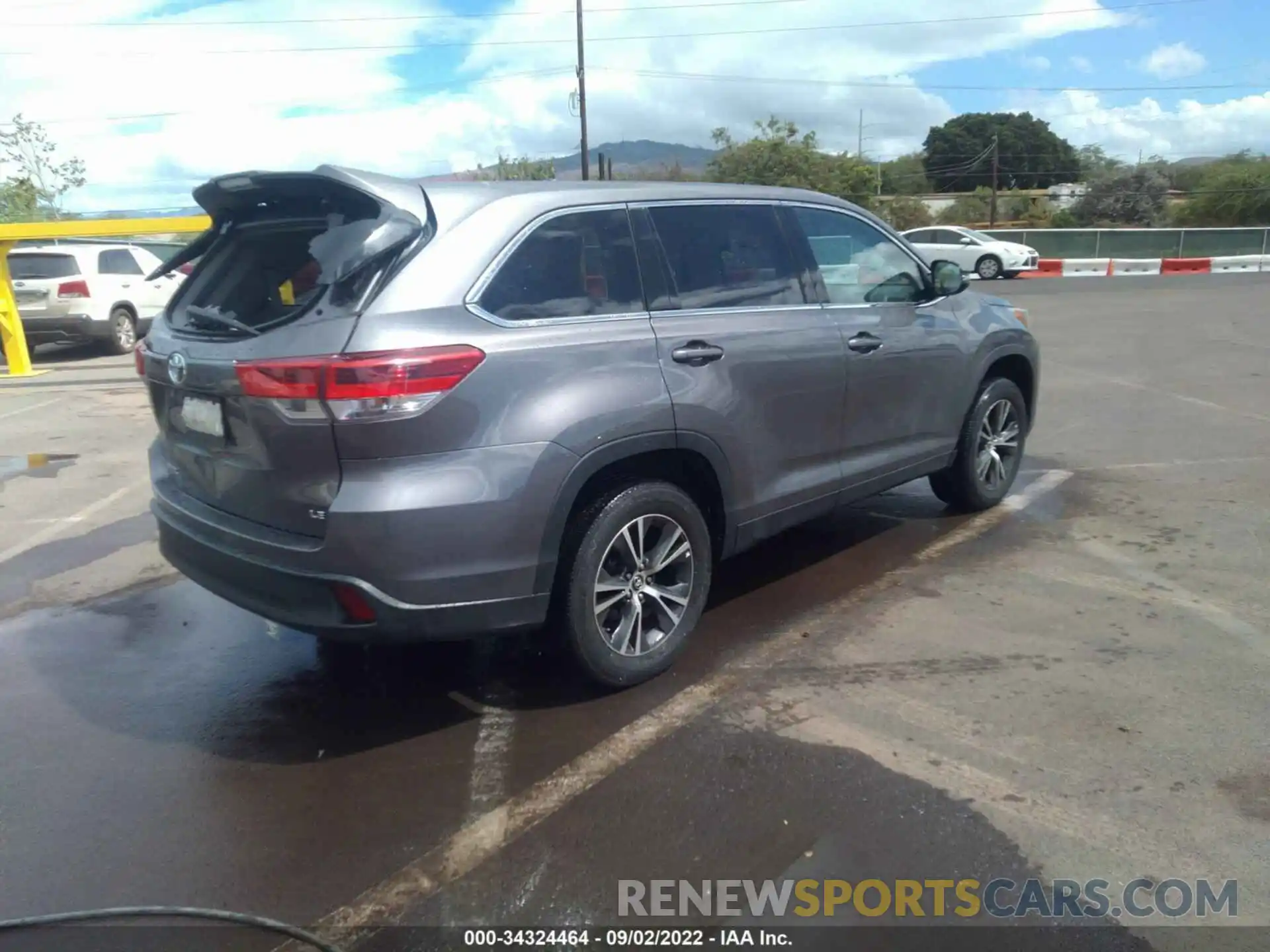 4 Photograph of a damaged car 5TDZZRFH1KS325657 TOYOTA HIGHLANDER 2019