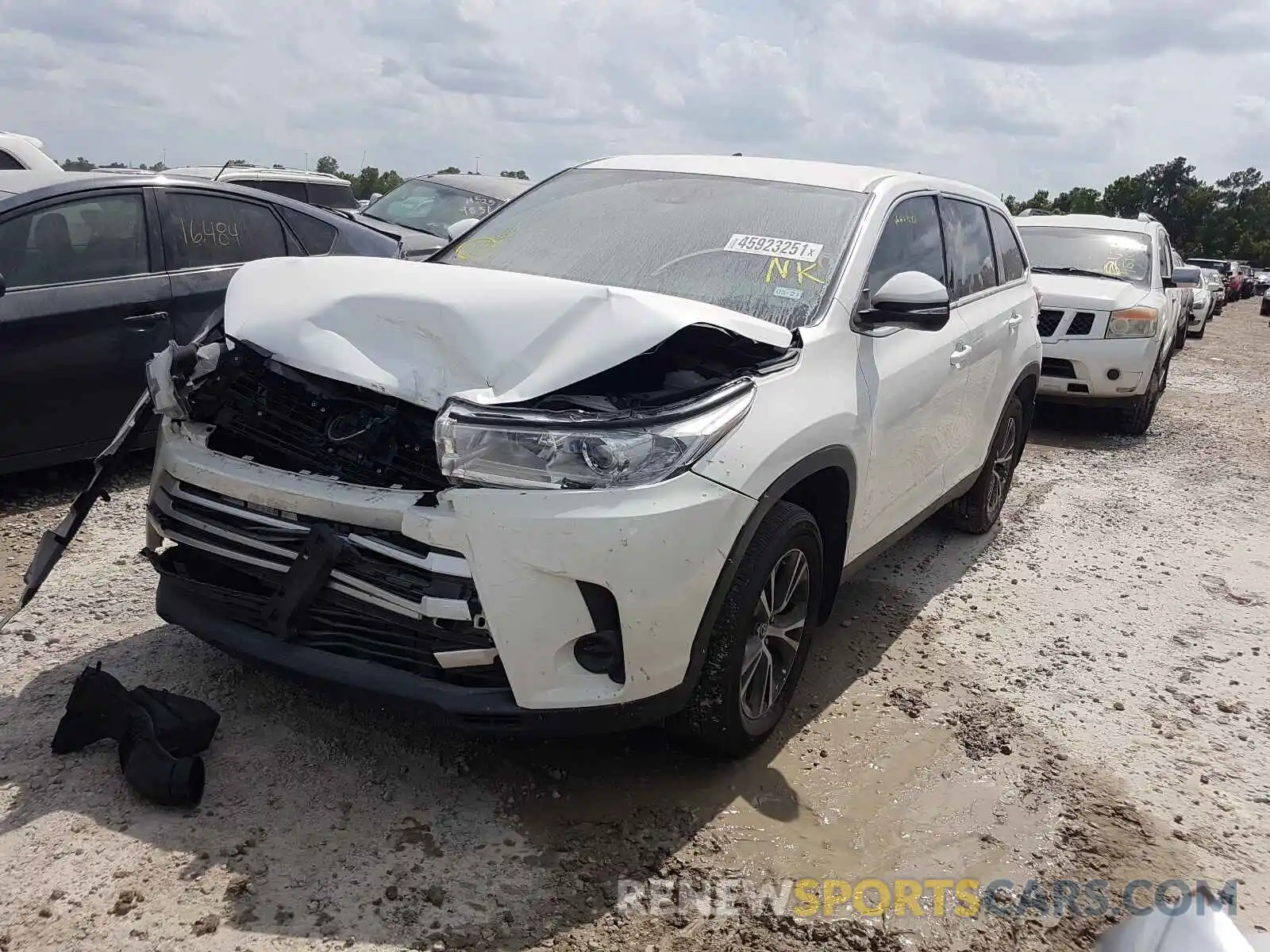 2 Photograph of a damaged car 5TDZZRFH1KS326887 TOYOTA HIGHLANDER 2019