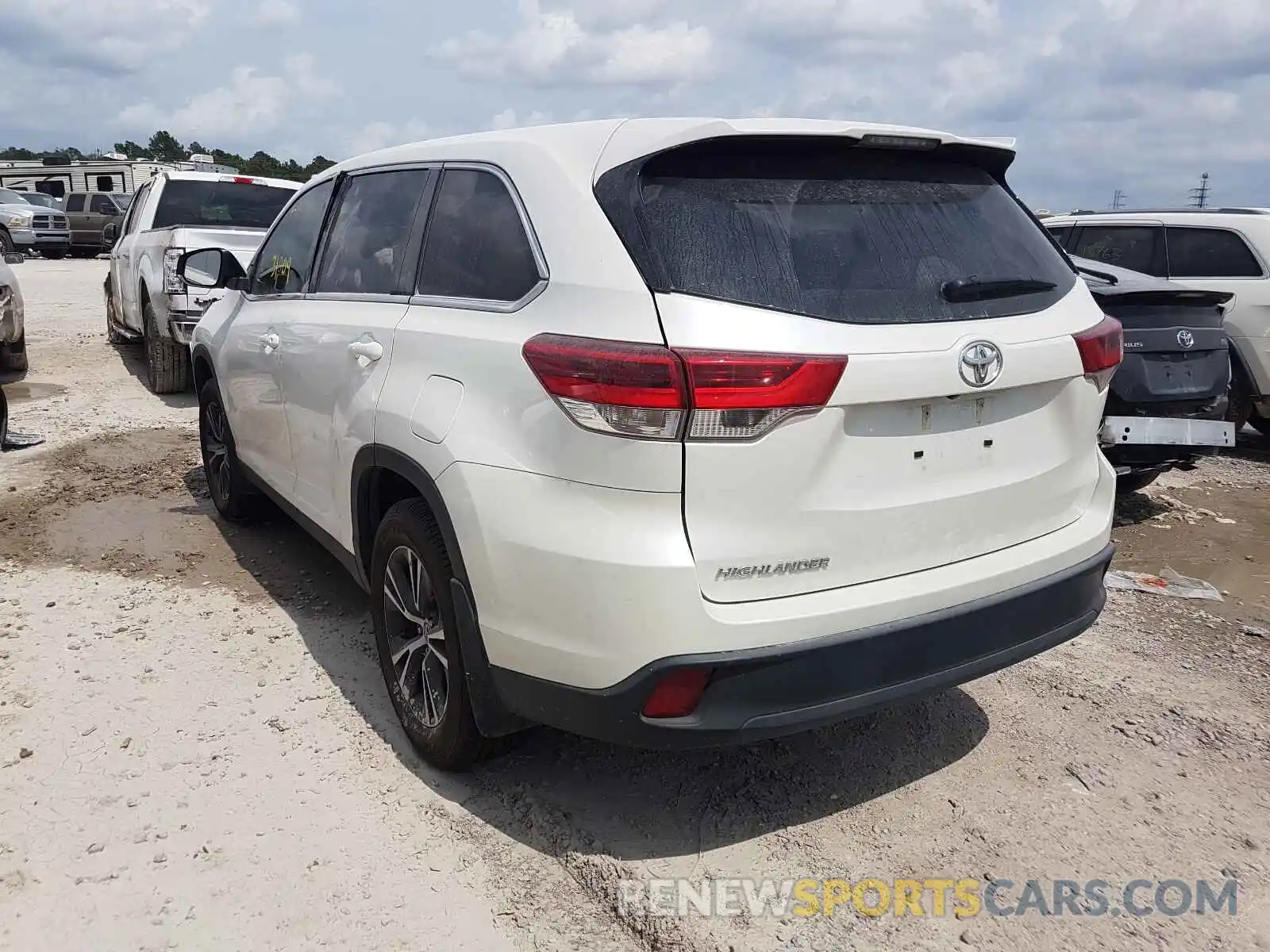 3 Photograph of a damaged car 5TDZZRFH1KS326887 TOYOTA HIGHLANDER 2019