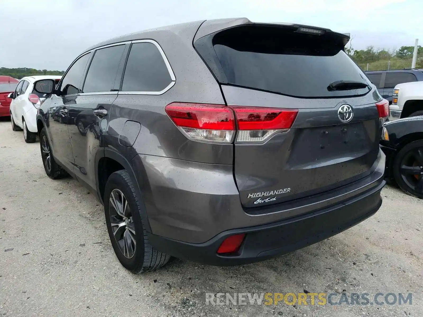 3 Photograph of a damaged car 5TDZZRFH1KS327912 TOYOTA HIGHLANDER 2019