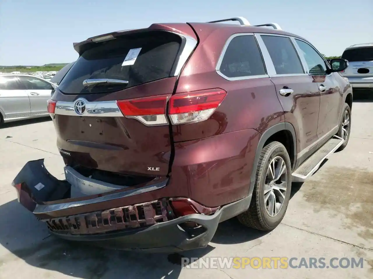 4 Photograph of a damaged car 5TDZZRFH1KS335542 TOYOTA HIGHLANDER 2019