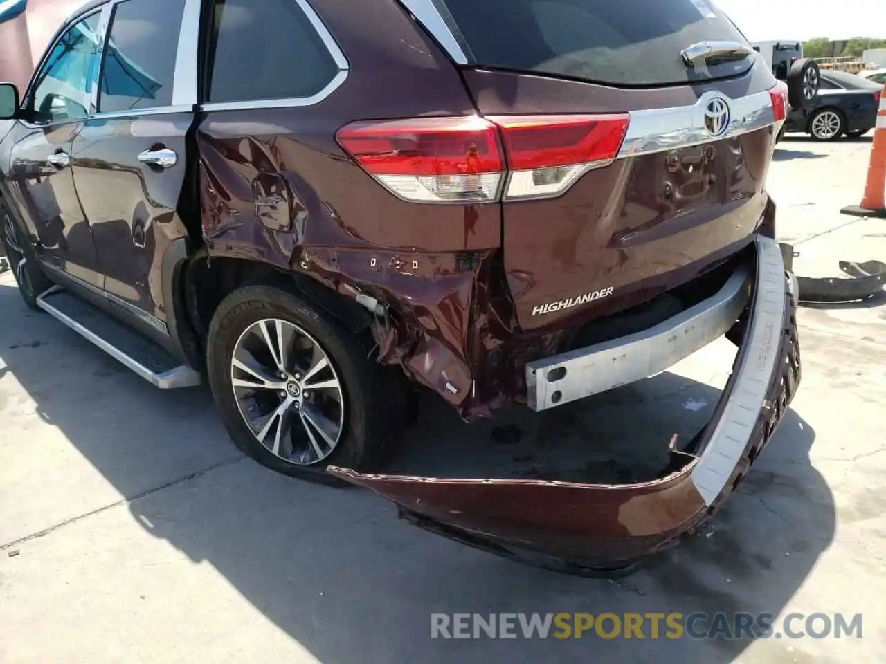 9 Photograph of a damaged car 5TDZZRFH1KS335542 TOYOTA HIGHLANDER 2019