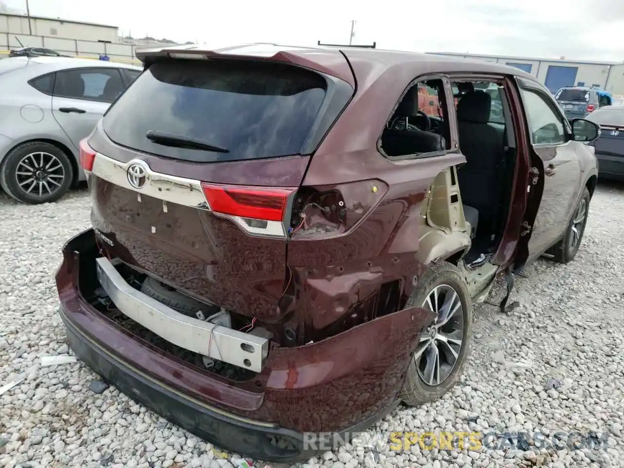 4 Photograph of a damaged car 5TDZZRFH1KS336058 TOYOTA HIGHLANDER 2019