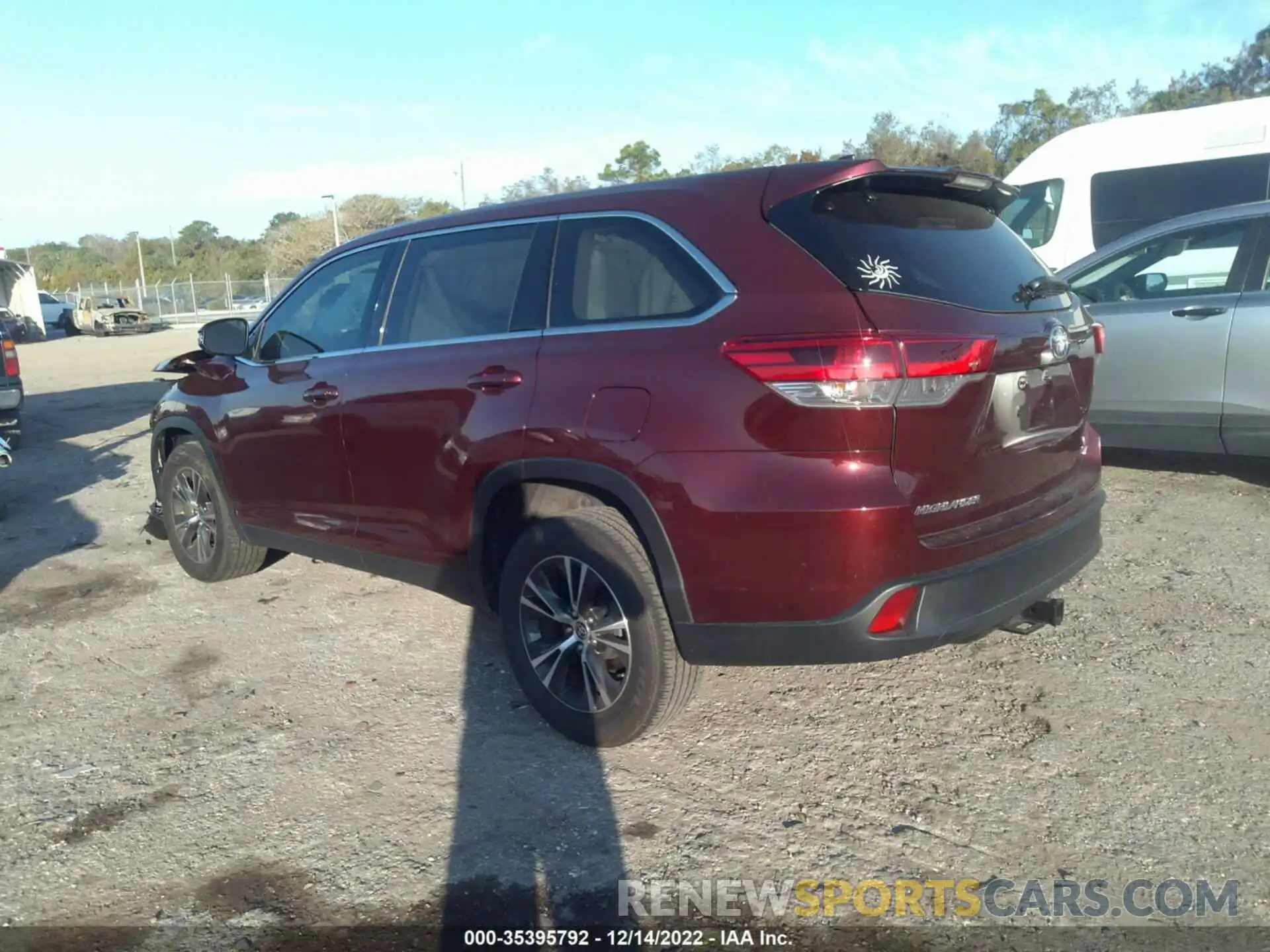 3 Photograph of a damaged car 5TDZZRFH1KS367004 TOYOTA HIGHLANDER 2019