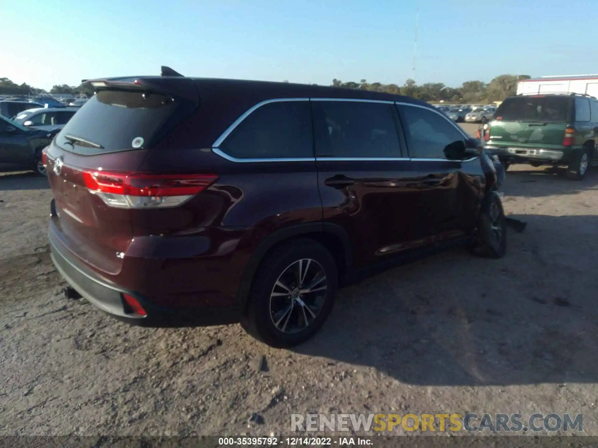 4 Photograph of a damaged car 5TDZZRFH1KS367004 TOYOTA HIGHLANDER 2019