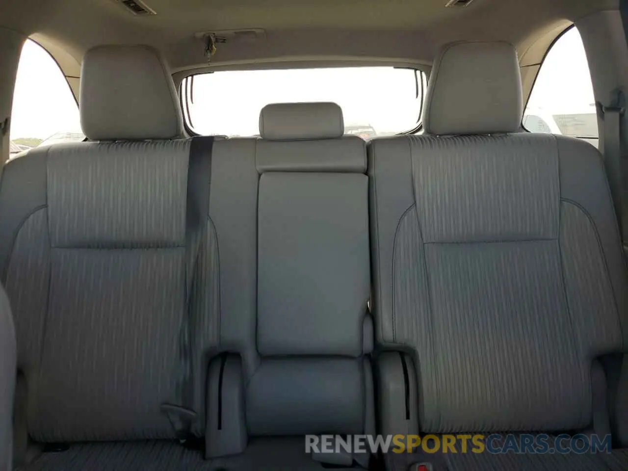 10 Photograph of a damaged car 5TDZZRFH2KS292054 TOYOTA HIGHLANDER 2019