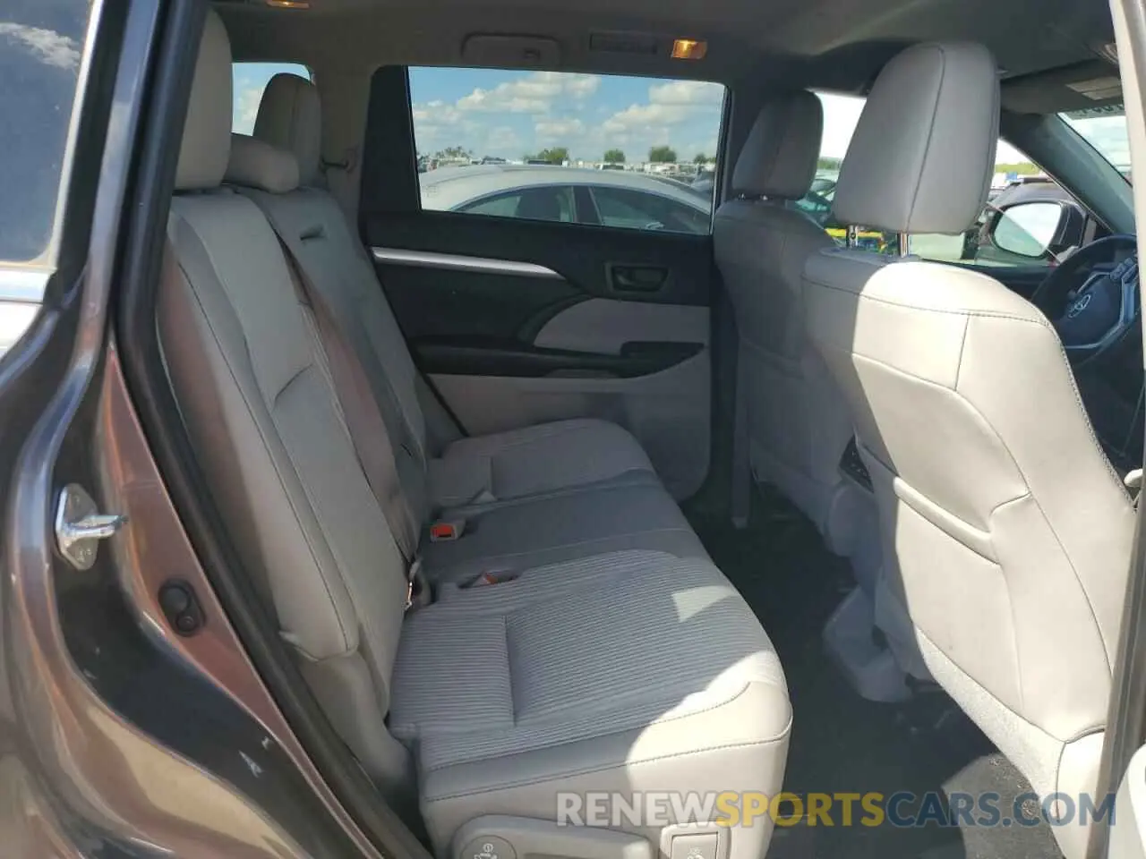 11 Photograph of a damaged car 5TDZZRFH2KS292054 TOYOTA HIGHLANDER 2019