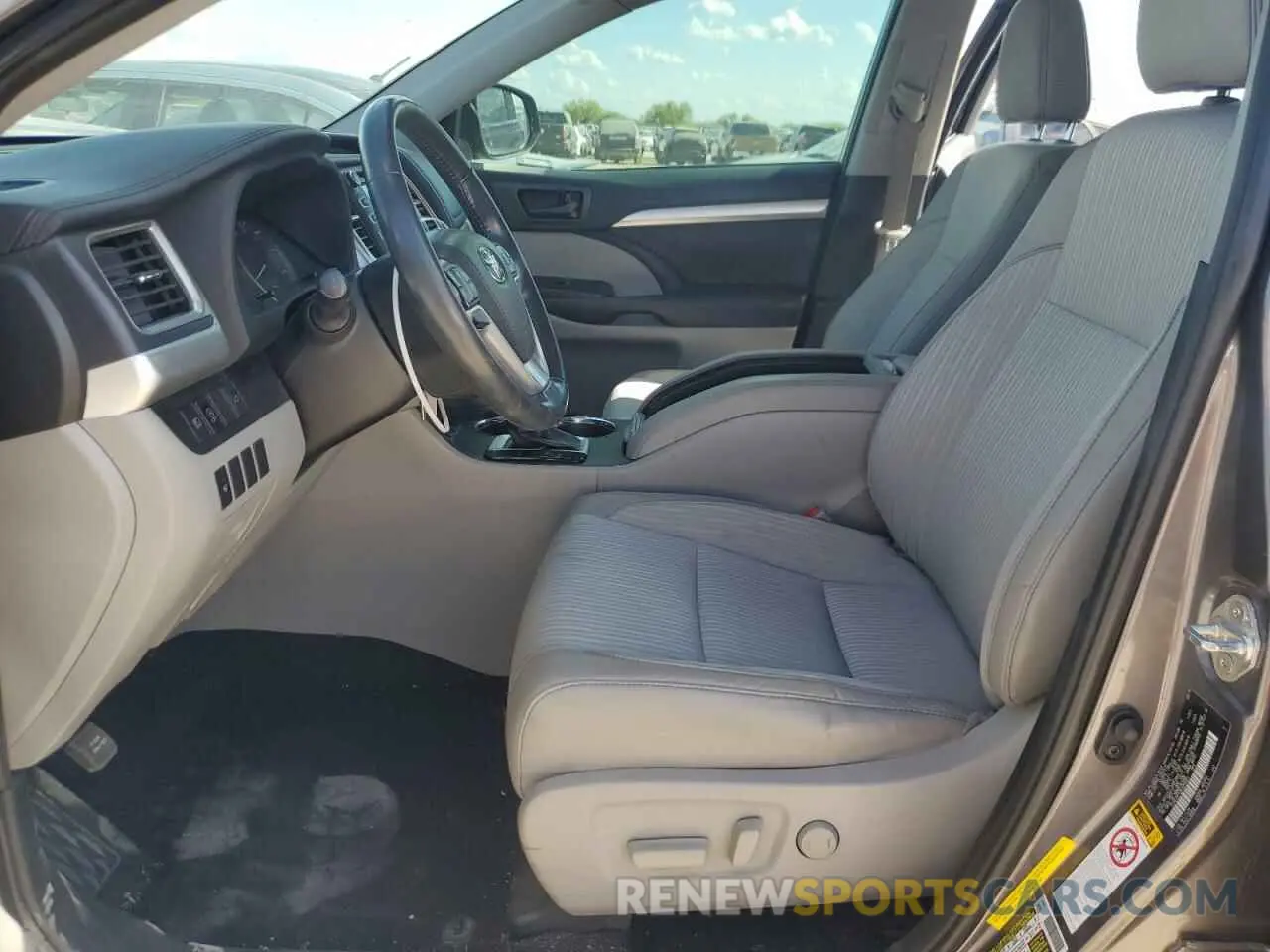 7 Photograph of a damaged car 5TDZZRFH2KS292054 TOYOTA HIGHLANDER 2019