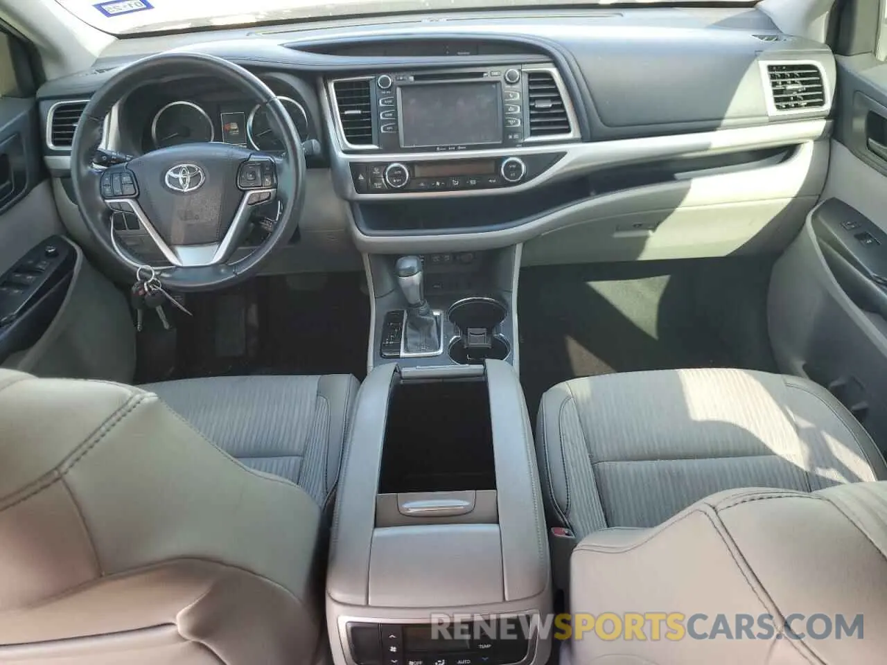 8 Photograph of a damaged car 5TDZZRFH2KS292054 TOYOTA HIGHLANDER 2019