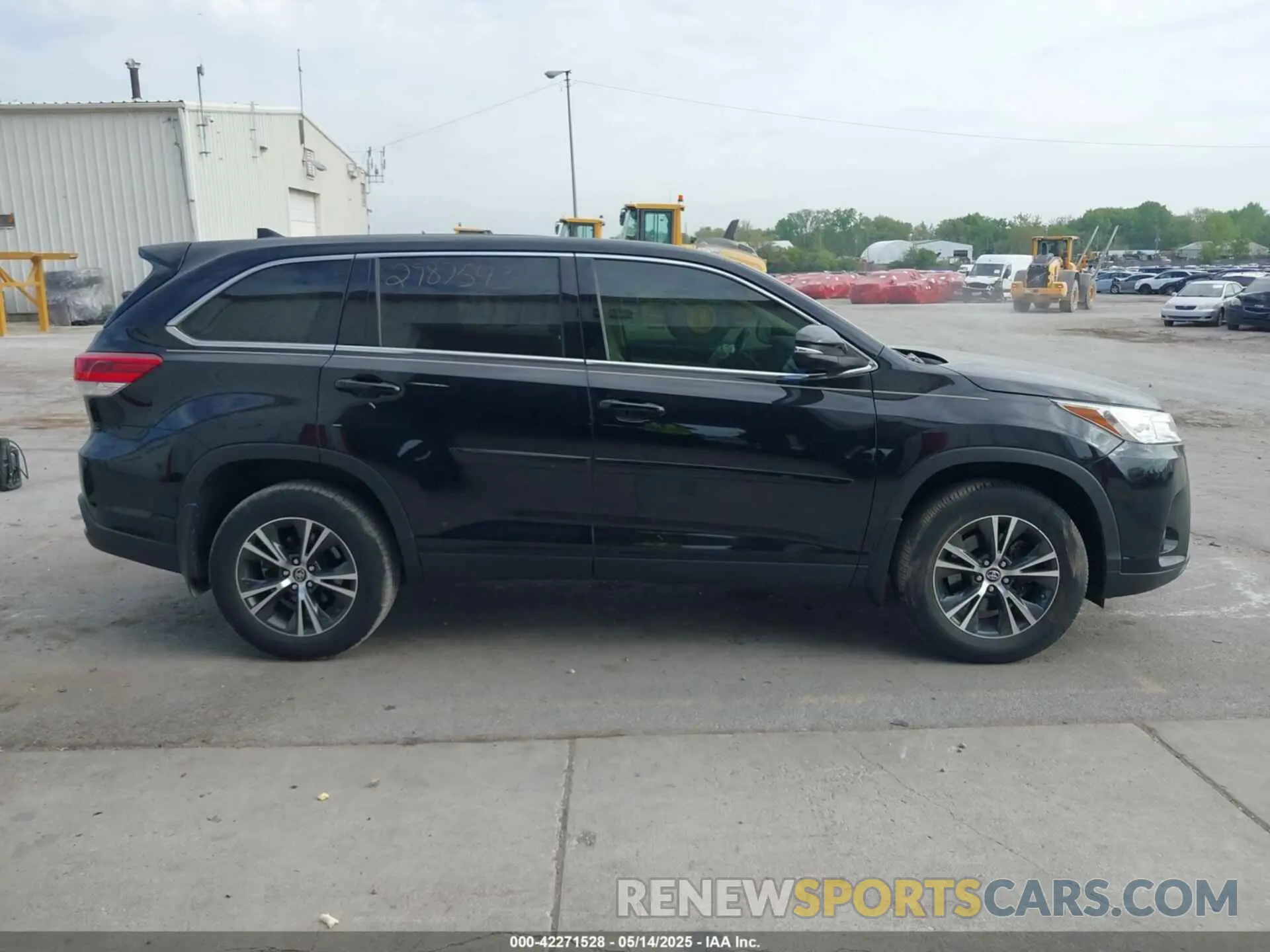 13 Photograph of a damaged car 5TDZZRFH2KS295875 TOYOTA HIGHLANDER 2019