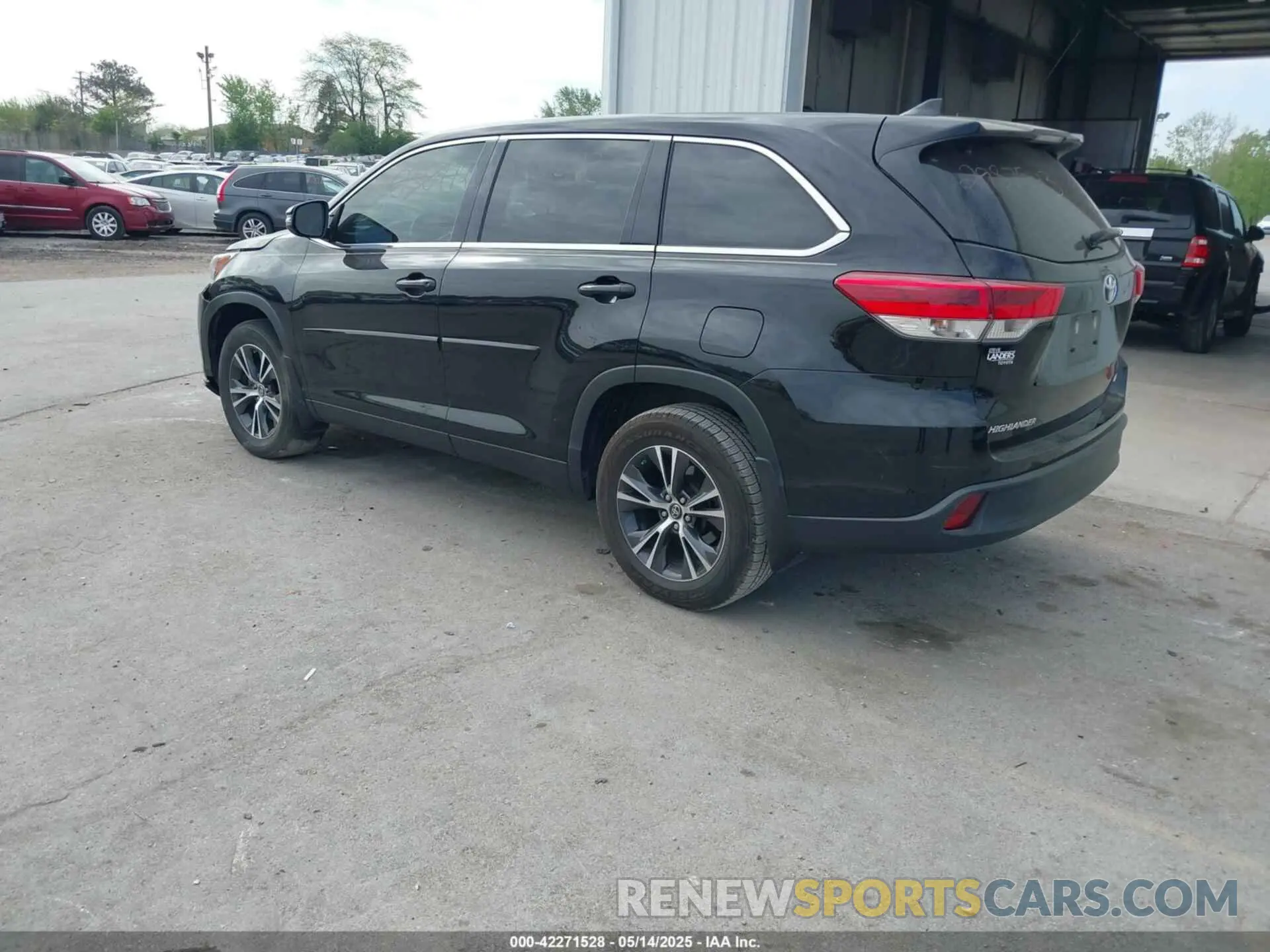3 Photograph of a damaged car 5TDZZRFH2KS295875 TOYOTA HIGHLANDER 2019
