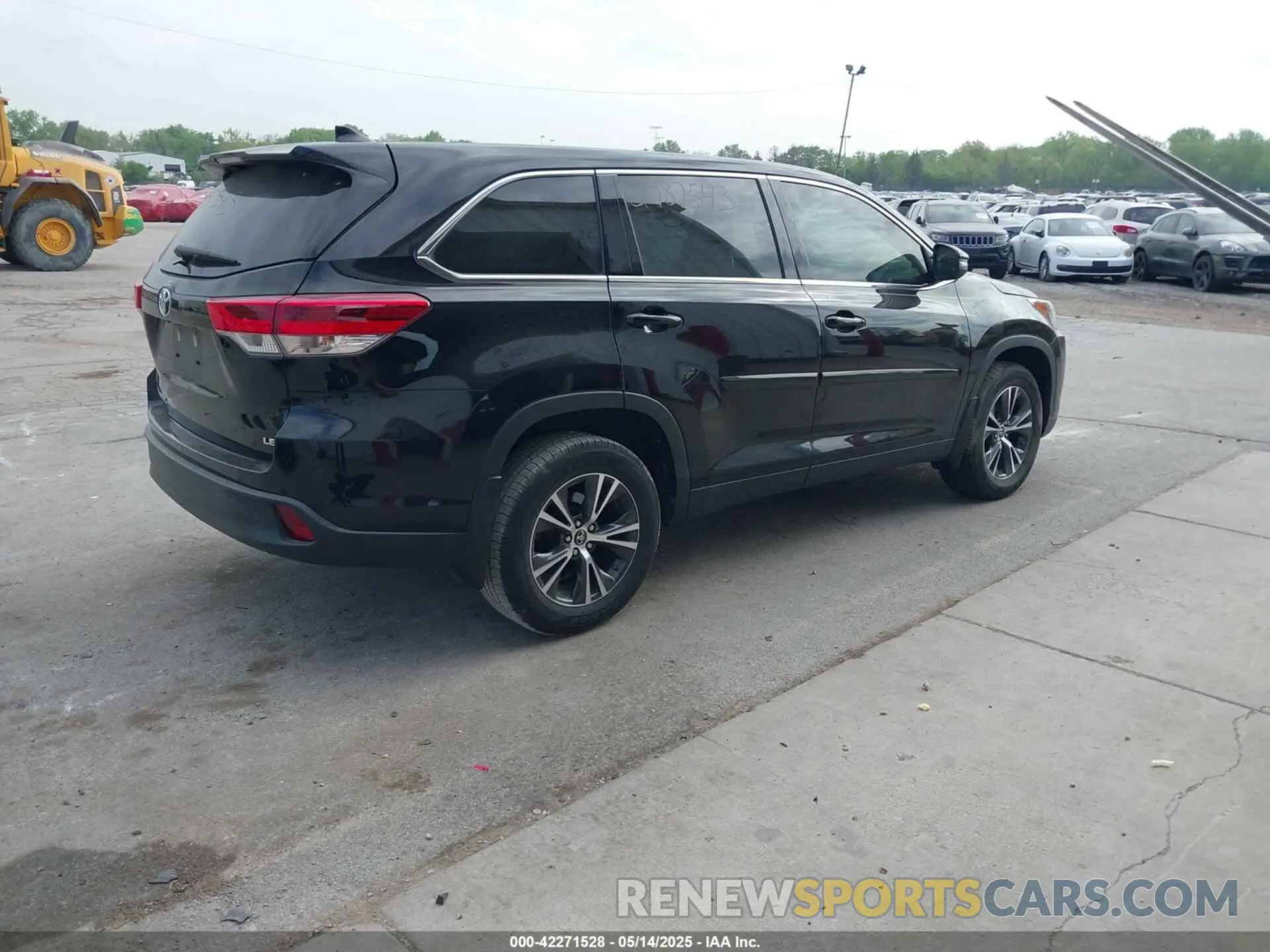 4 Photograph of a damaged car 5TDZZRFH2KS295875 TOYOTA HIGHLANDER 2019