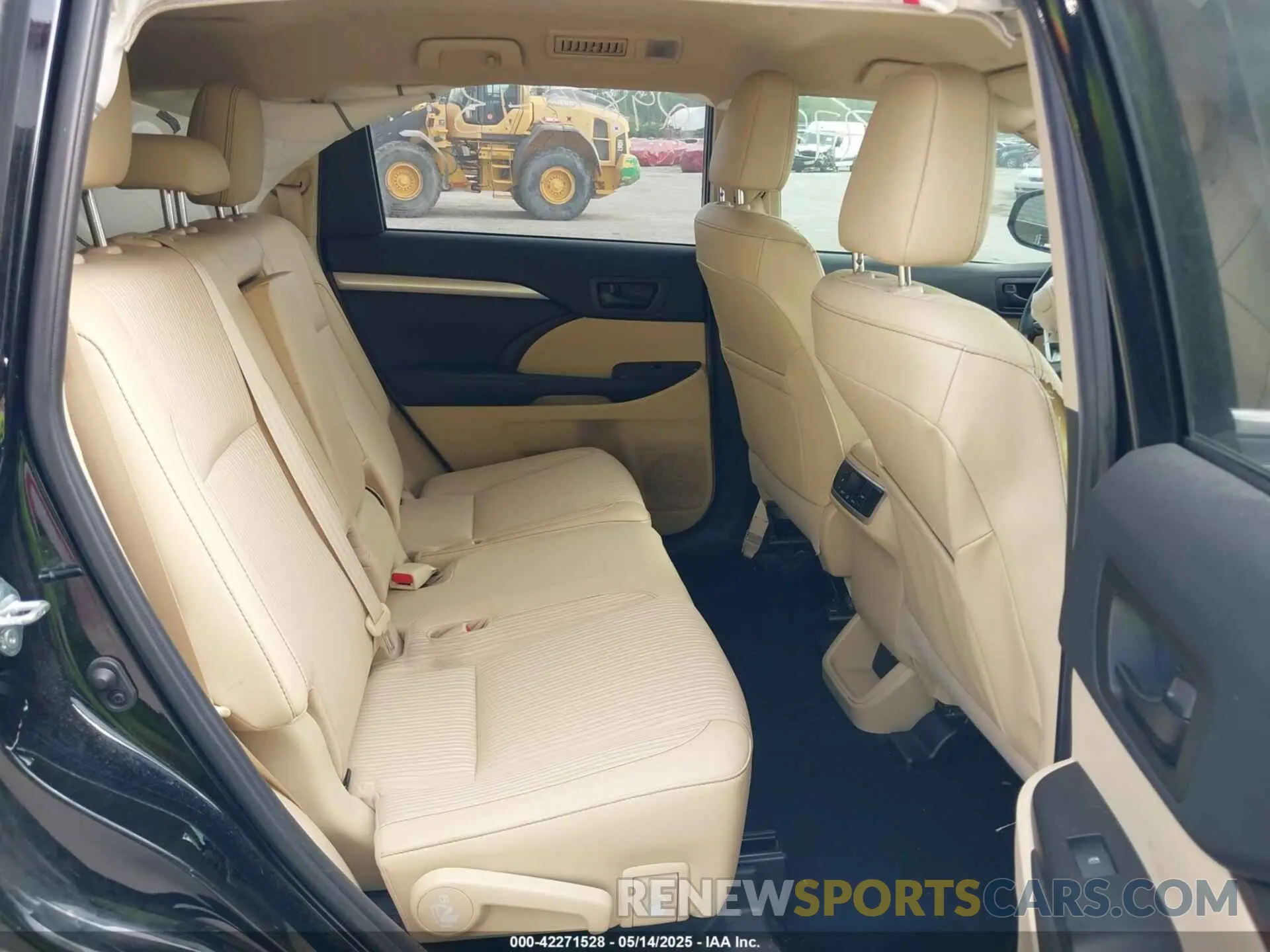 8 Photograph of a damaged car 5TDZZRFH2KS295875 TOYOTA HIGHLANDER 2019