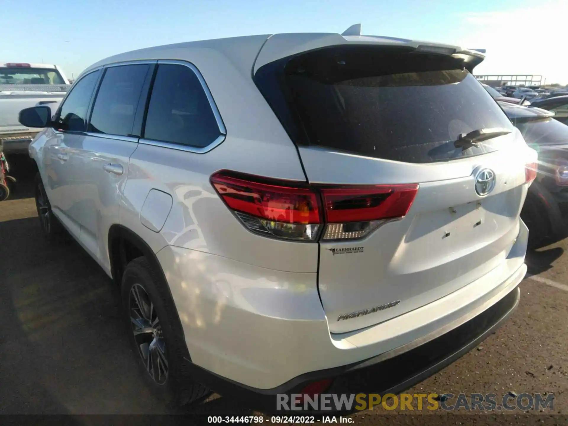 3 Photograph of a damaged car 5TDZZRFH2KS299814 TOYOTA HIGHLANDER 2019