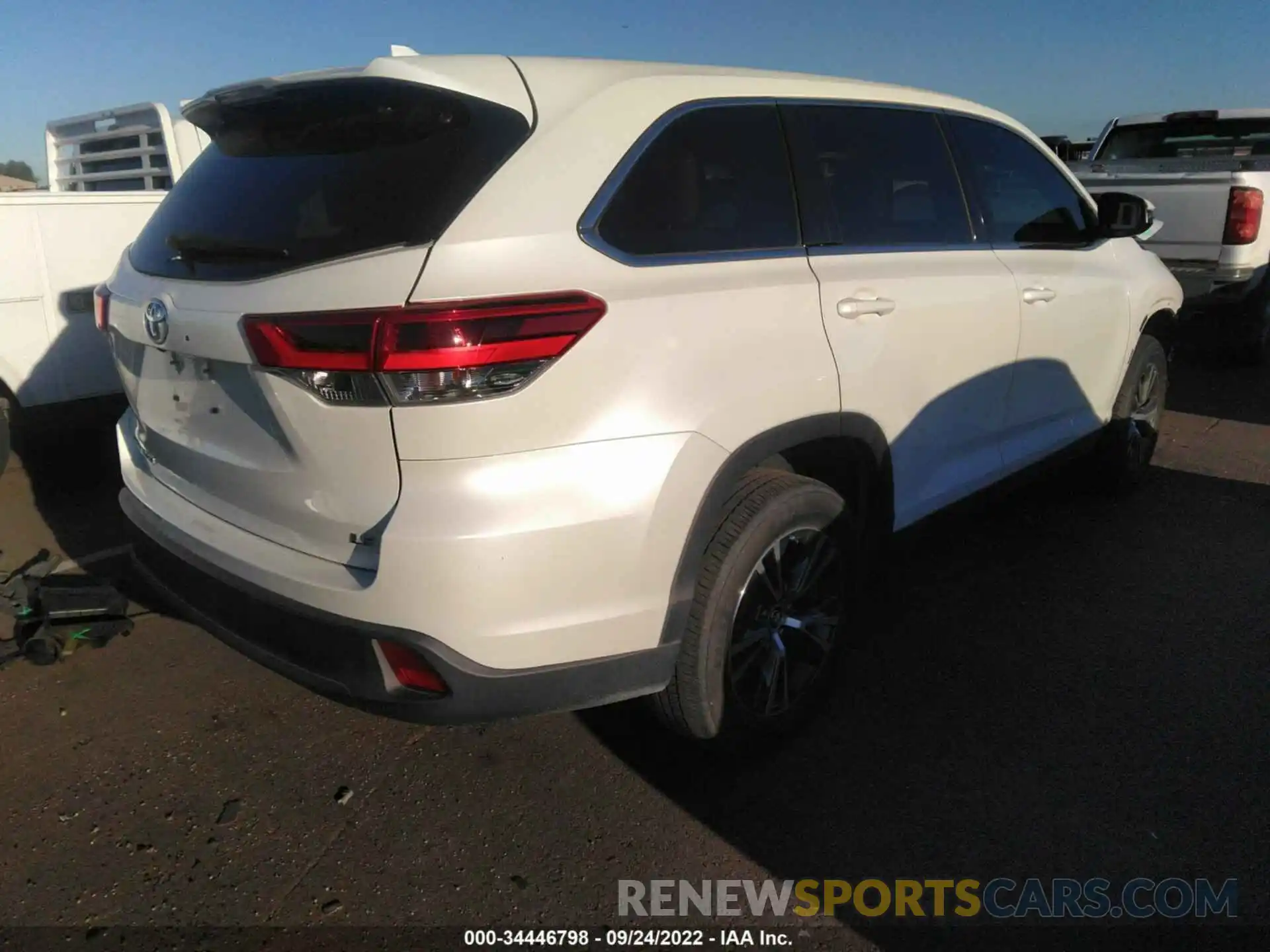 4 Photograph of a damaged car 5TDZZRFH2KS299814 TOYOTA HIGHLANDER 2019