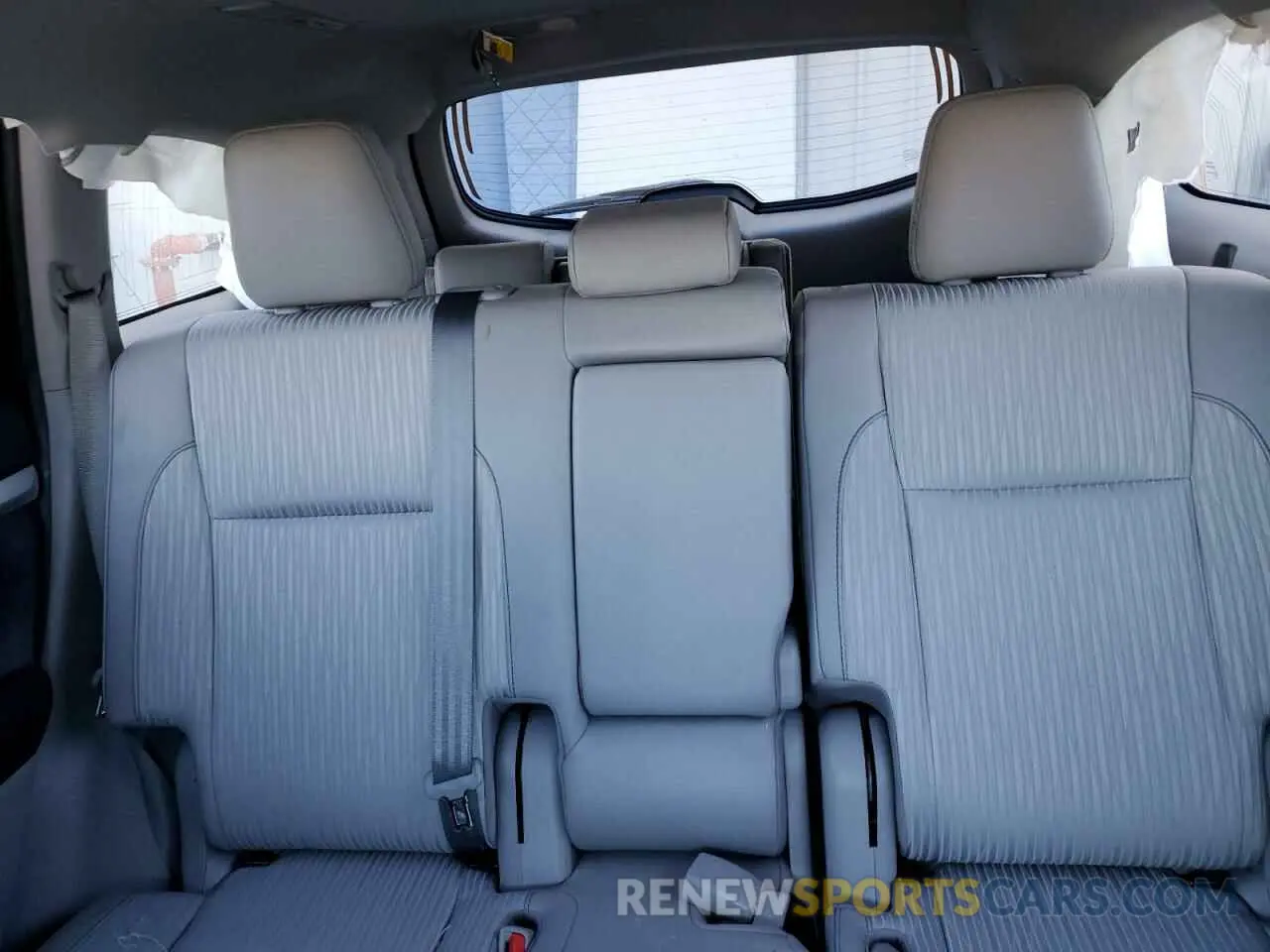 10 Photograph of a damaged car 5TDZZRFH2KS312304 TOYOTA HIGHLANDER 2019