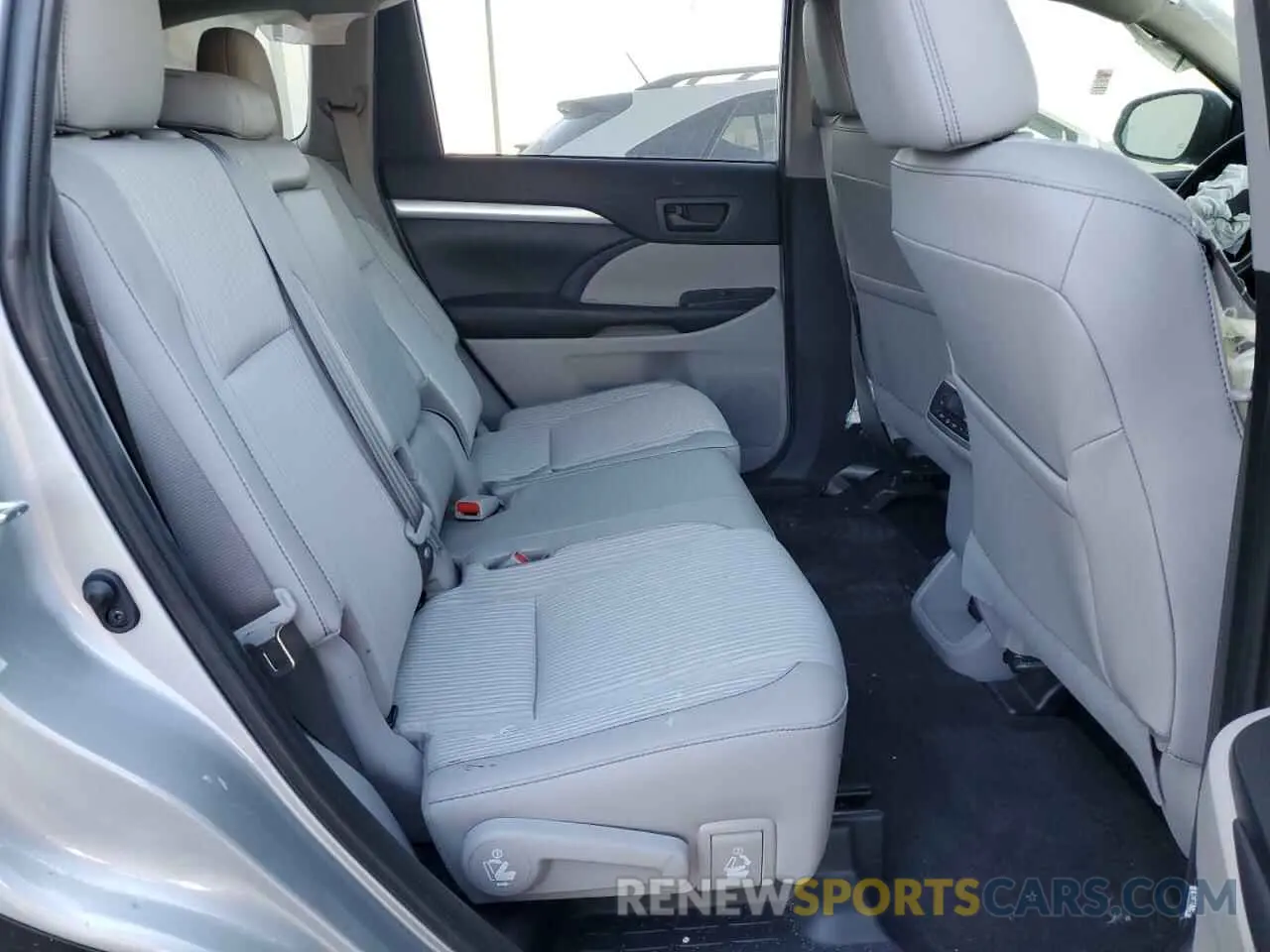 11 Photograph of a damaged car 5TDZZRFH2KS312304 TOYOTA HIGHLANDER 2019