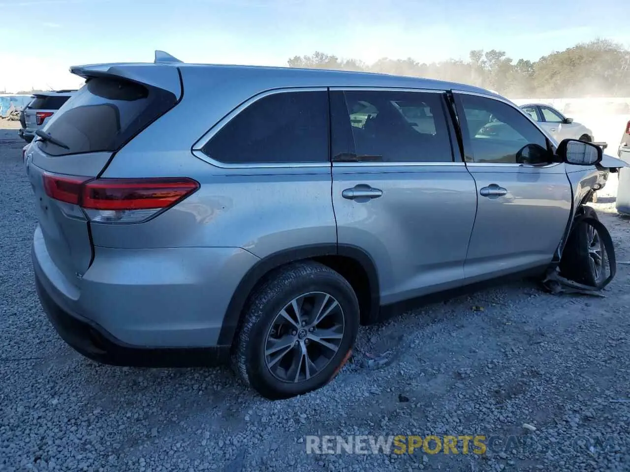 3 Photograph of a damaged car 5TDZZRFH2KS312304 TOYOTA HIGHLANDER 2019