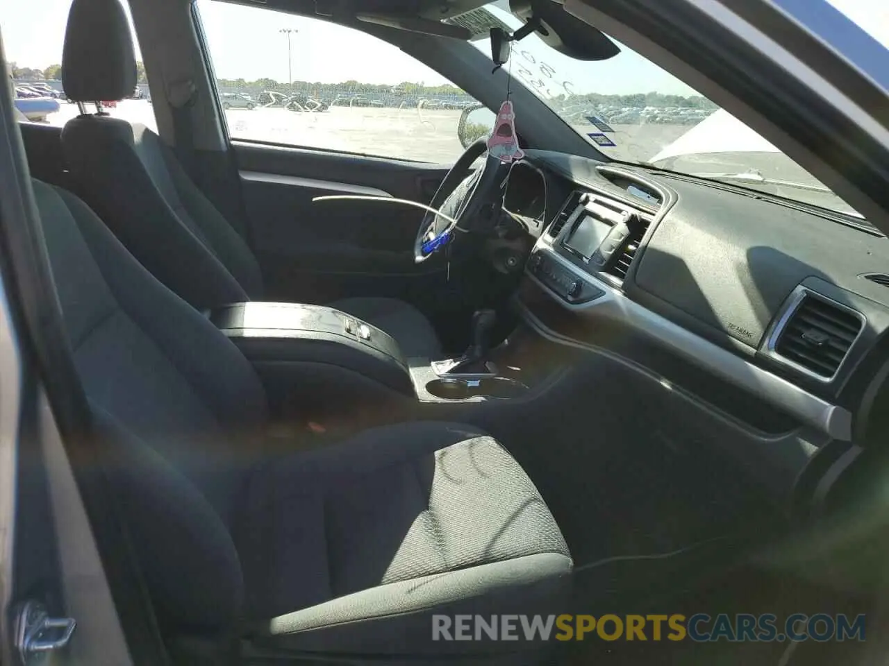 5 Photograph of a damaged car 5TDZZRFH2KS320340 TOYOTA HIGHLANDER 2019