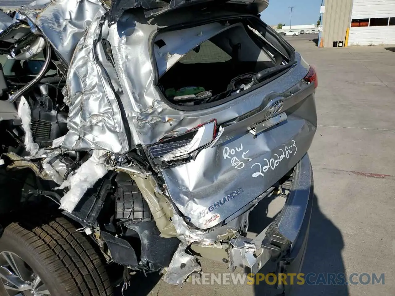 9 Photograph of a damaged car 5TDZZRFH2KS320340 TOYOTA HIGHLANDER 2019