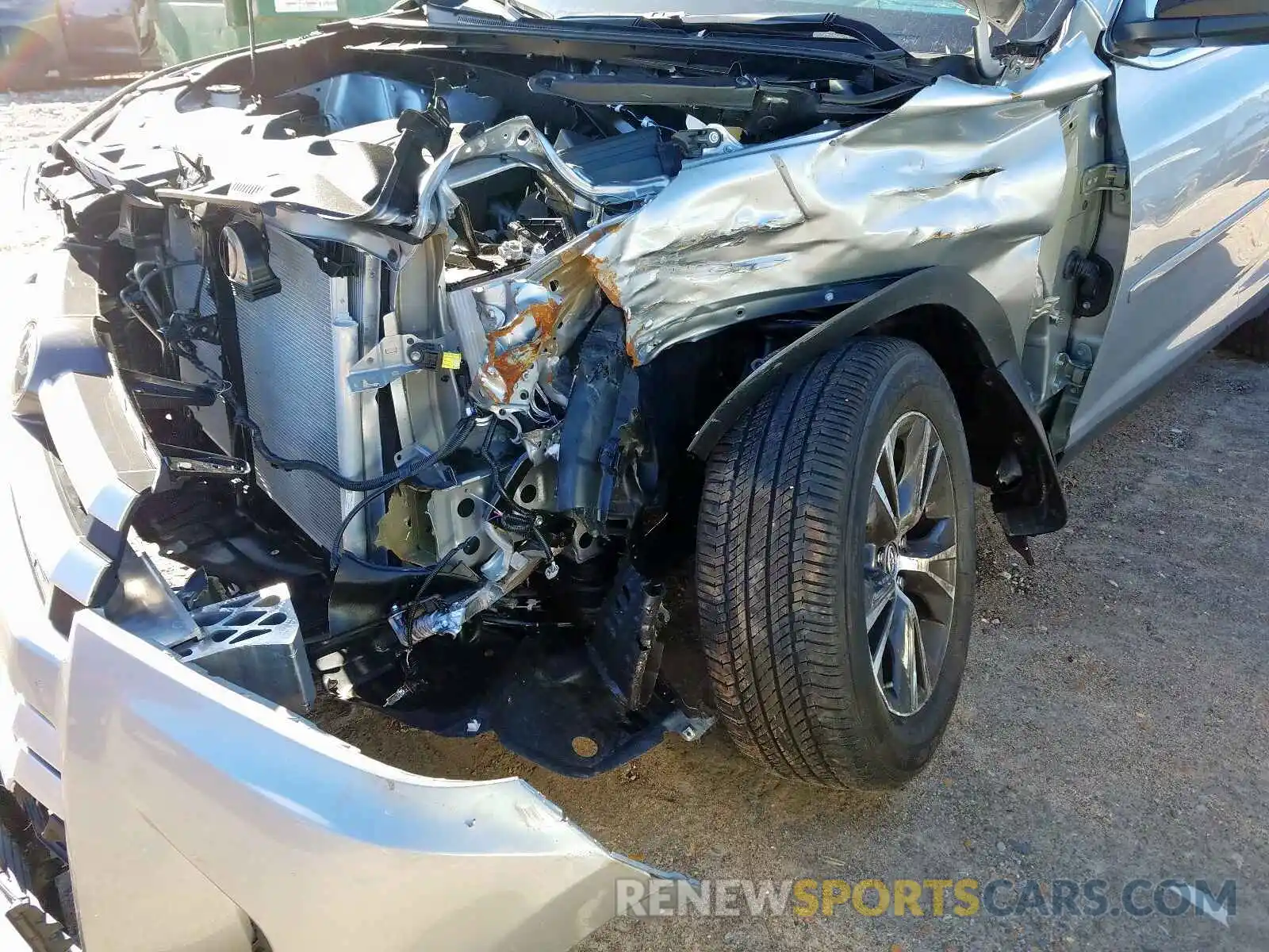 9 Photograph of a damaged car 5TDZZRFH2KS336831 TOYOTA HIGHLANDER 2019