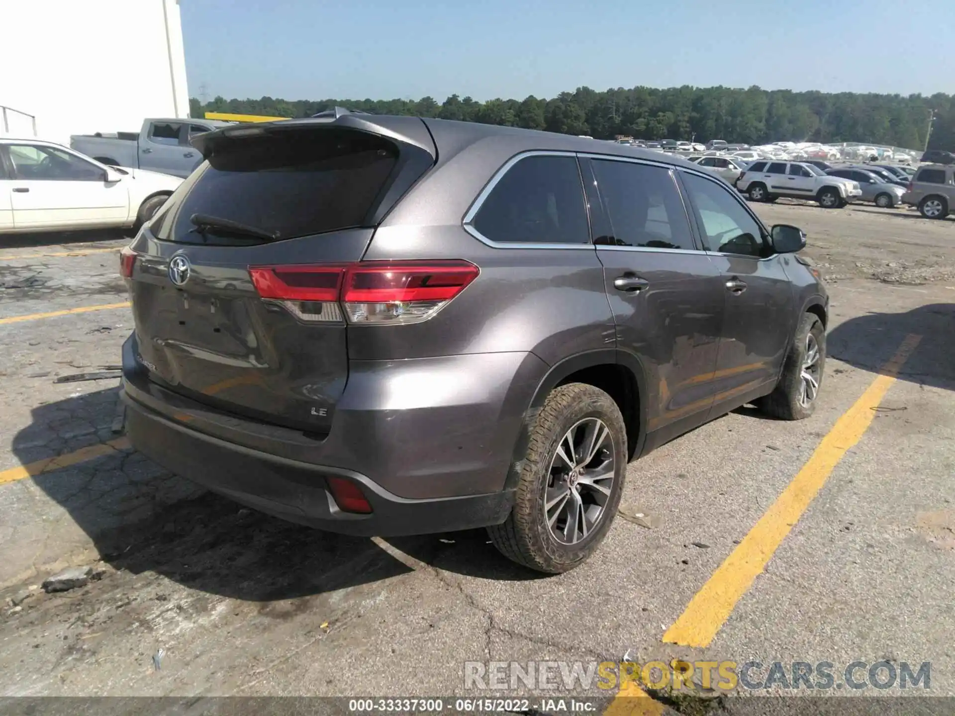 4 Photograph of a damaged car 5TDZZRFH2KS356027 TOYOTA HIGHLANDER 2019