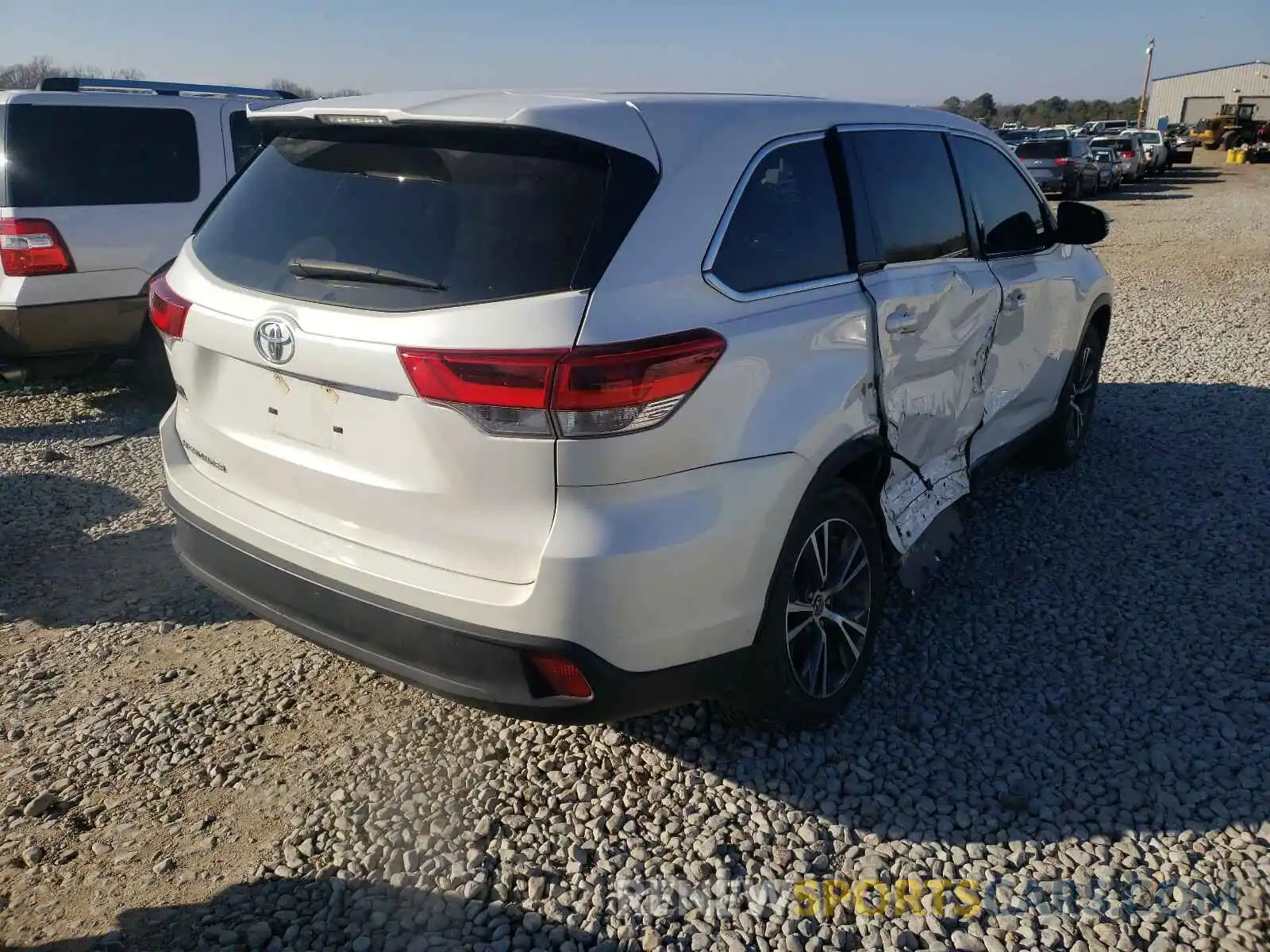 4 Photograph of a damaged car 5TDZZRFH3KS294458 TOYOTA HIGHLANDER 2019