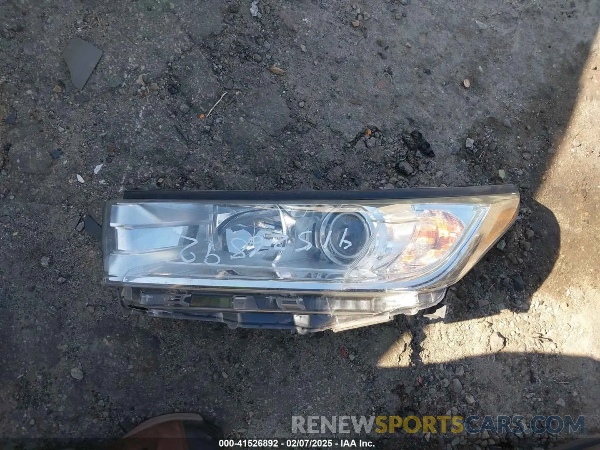 12 Photograph of a damaged car 5TDZZRFH3KS295920 TOYOTA HIGHLANDER 2019