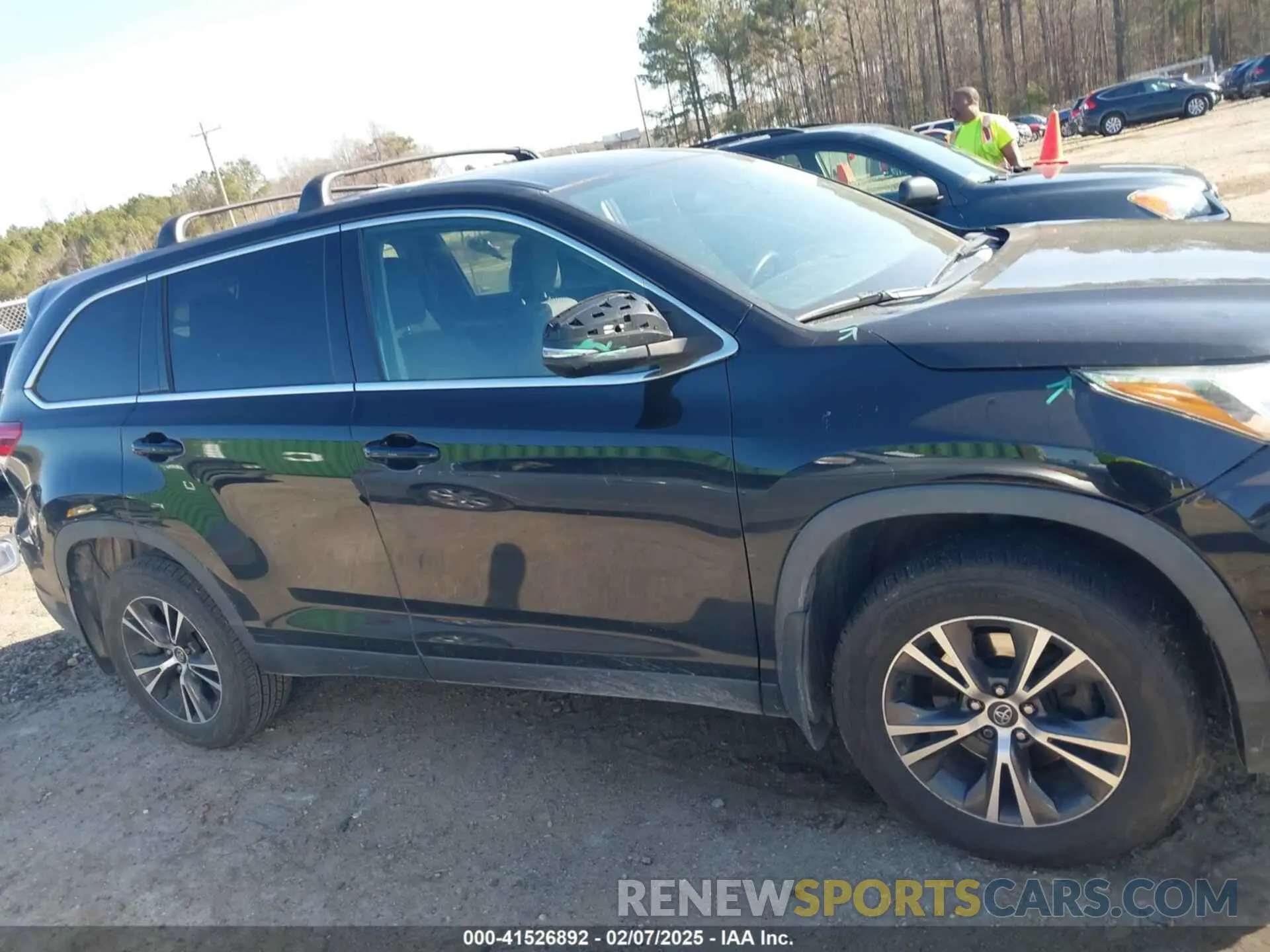 14 Photograph of a damaged car 5TDZZRFH3KS295920 TOYOTA HIGHLANDER 2019