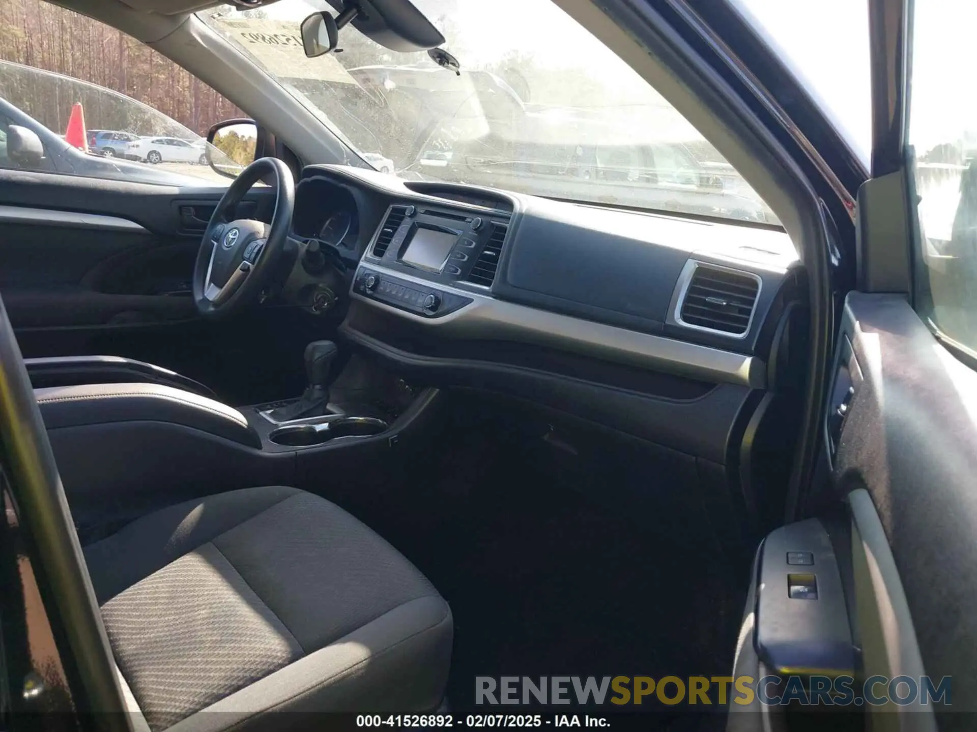 5 Photograph of a damaged car 5TDZZRFH3KS295920 TOYOTA HIGHLANDER 2019