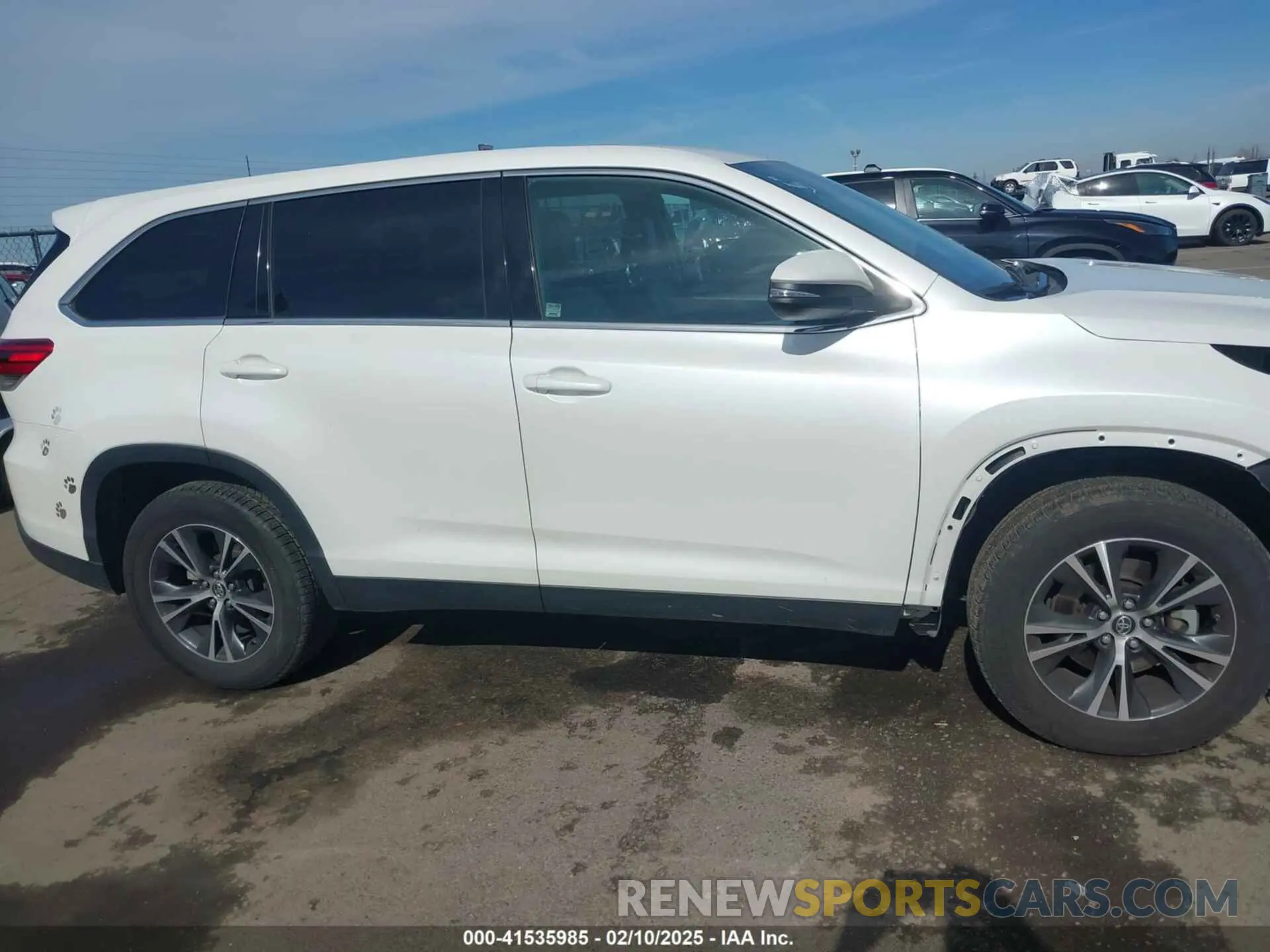 14 Photograph of a damaged car 5TDZZRFH3KS302509 TOYOTA HIGHLANDER 2019