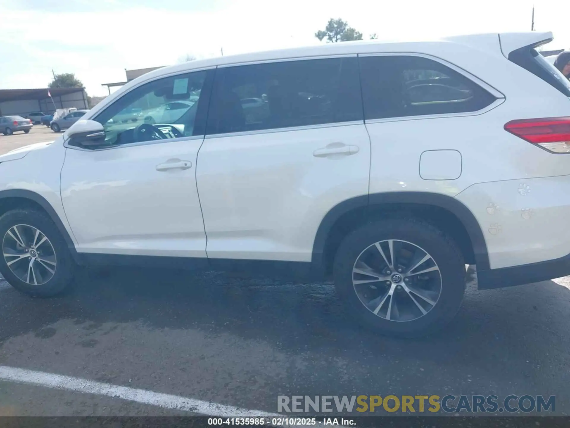15 Photograph of a damaged car 5TDZZRFH3KS302509 TOYOTA HIGHLANDER 2019
