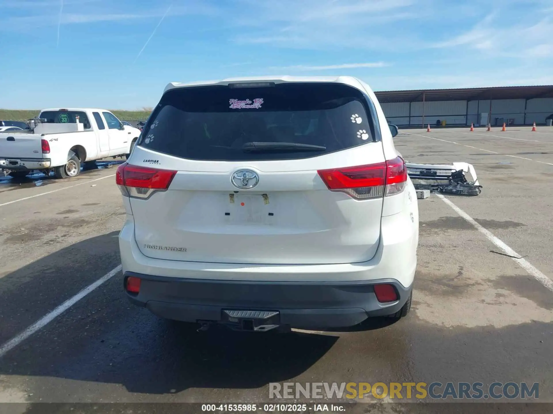 17 Photograph of a damaged car 5TDZZRFH3KS302509 TOYOTA HIGHLANDER 2019
