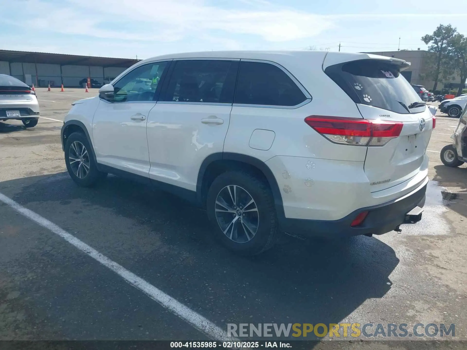 3 Photograph of a damaged car 5TDZZRFH3KS302509 TOYOTA HIGHLANDER 2019