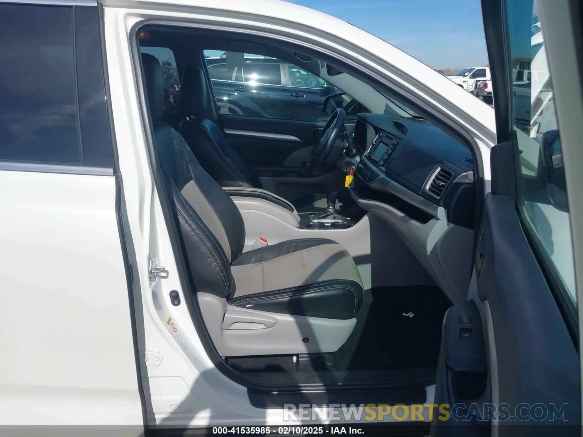 5 Photograph of a damaged car 5TDZZRFH3KS302509 TOYOTA HIGHLANDER 2019