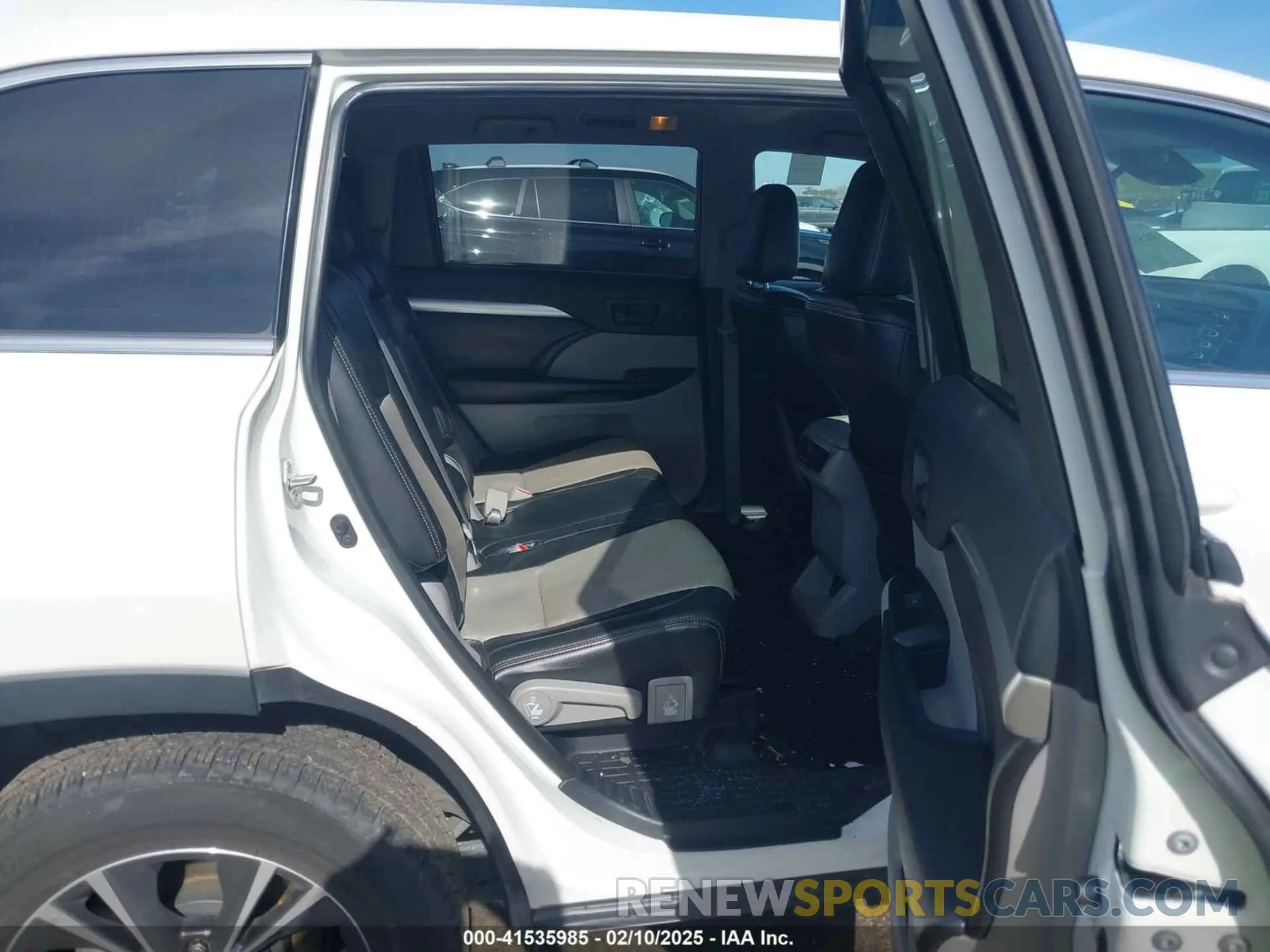 8 Photograph of a damaged car 5TDZZRFH3KS302509 TOYOTA HIGHLANDER 2019