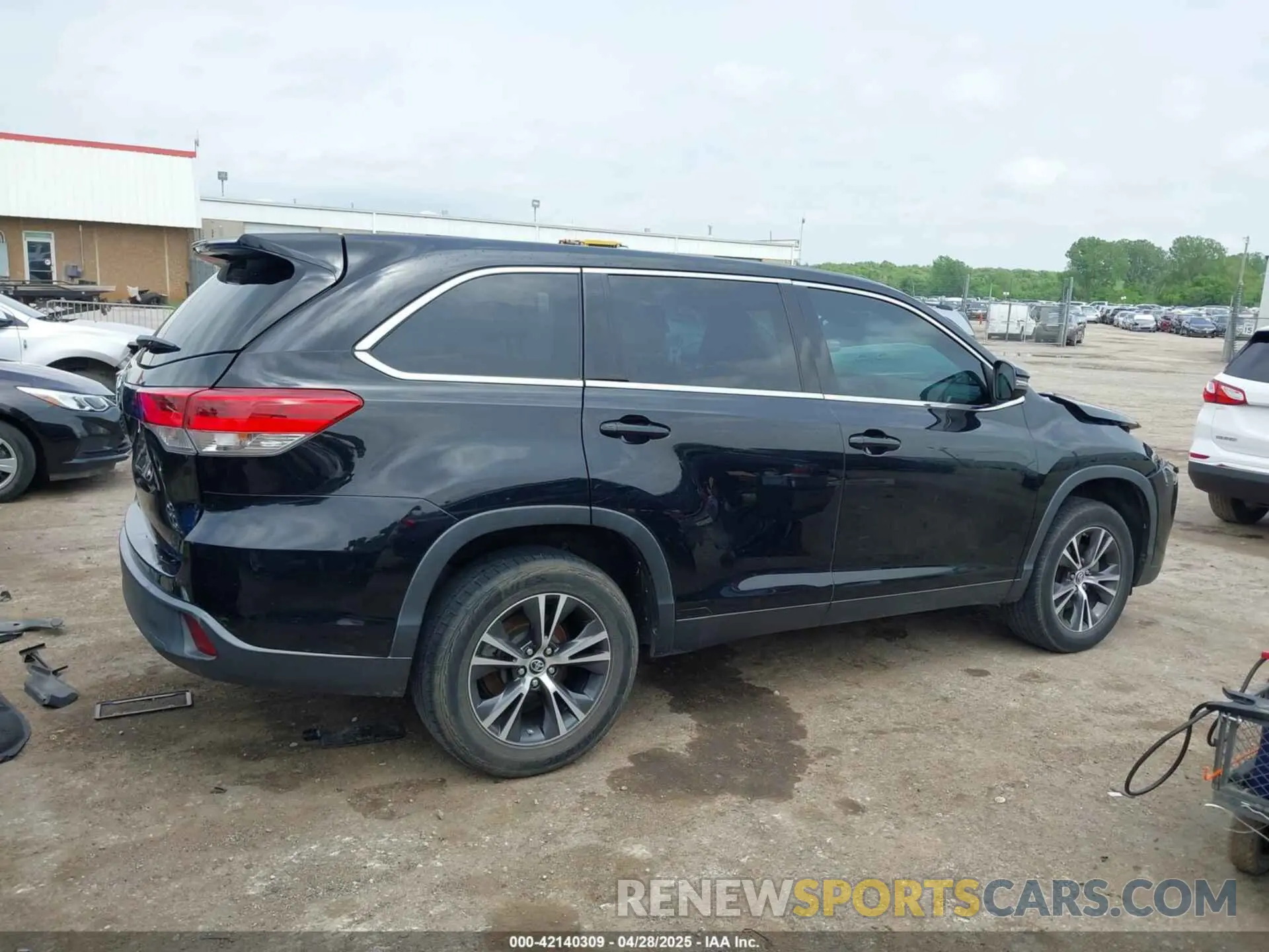 14 Photograph of a damaged car 5TDZZRFH3KS313011 TOYOTA HIGHLANDER 2019
