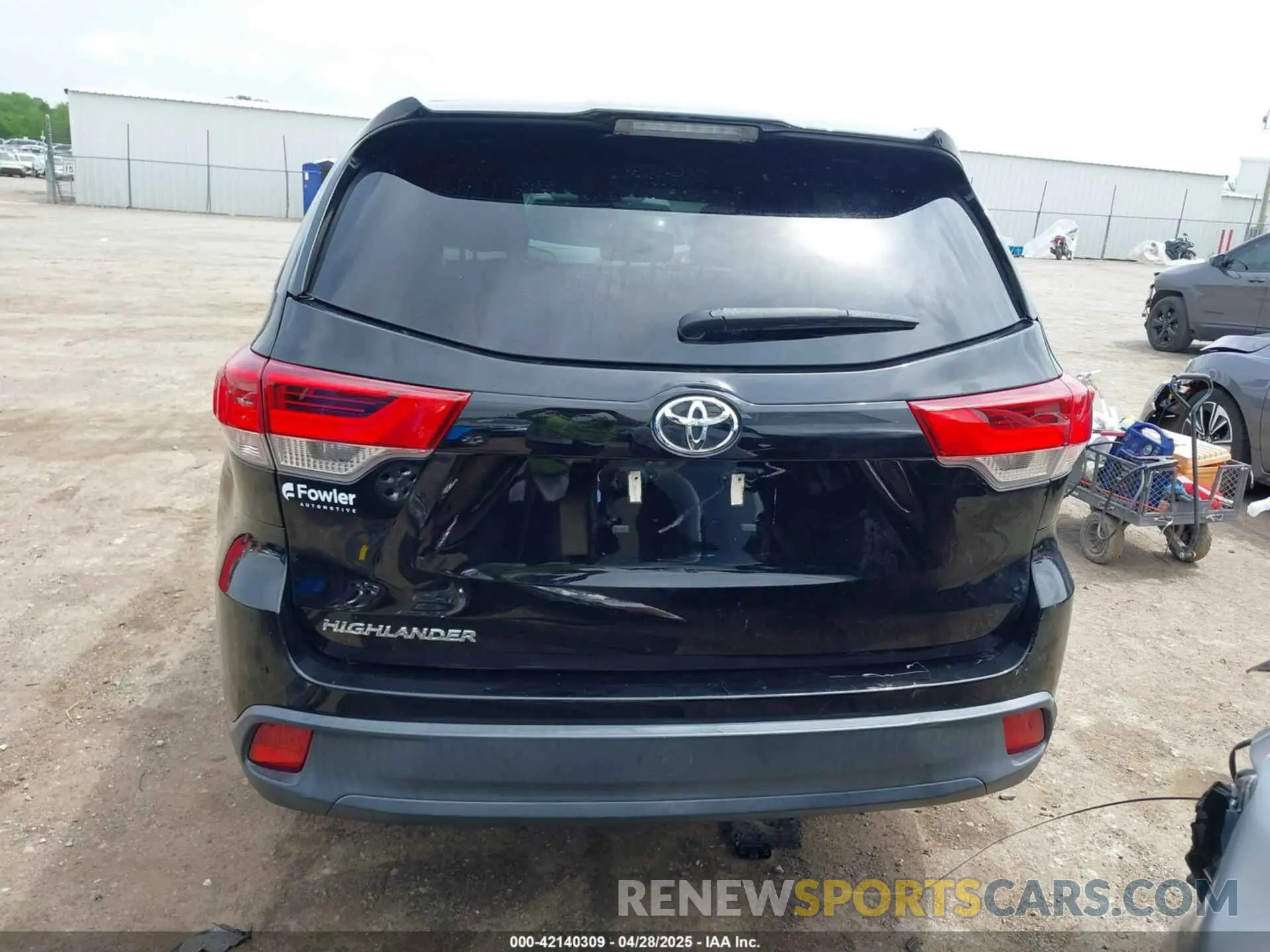 17 Photograph of a damaged car 5TDZZRFH3KS313011 TOYOTA HIGHLANDER 2019
