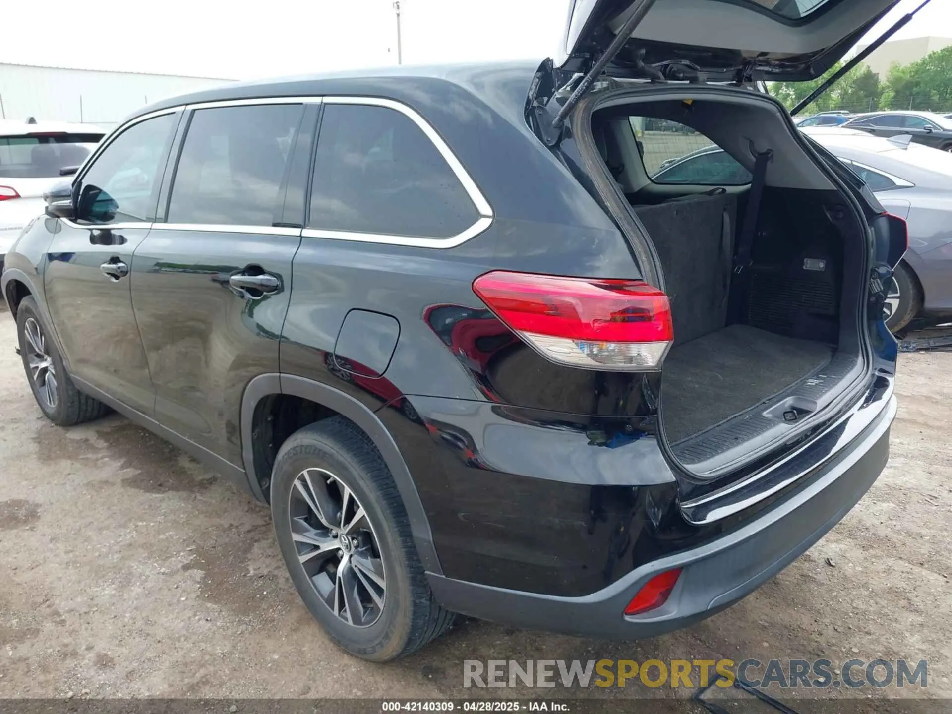 3 Photograph of a damaged car 5TDZZRFH3KS313011 TOYOTA HIGHLANDER 2019