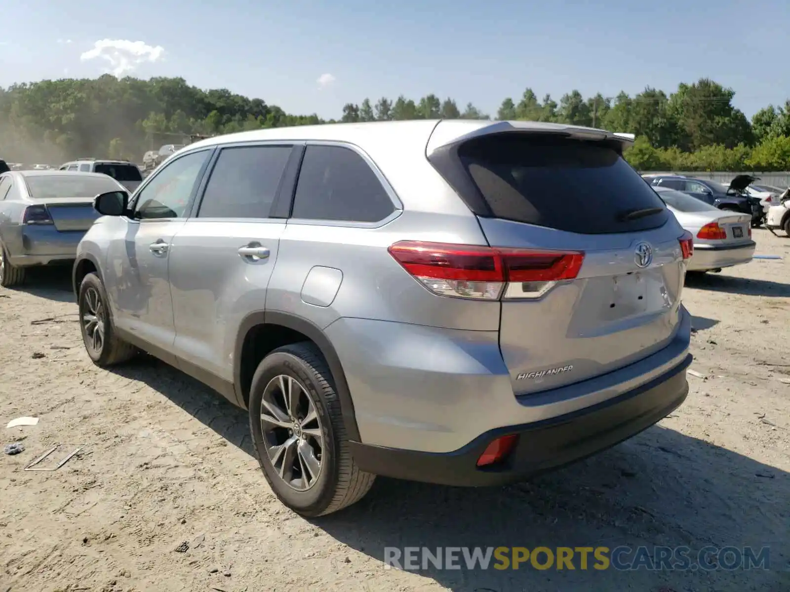 3 Photograph of a damaged car 5TDZZRFH3KS318757 TOYOTA HIGHLANDER 2019