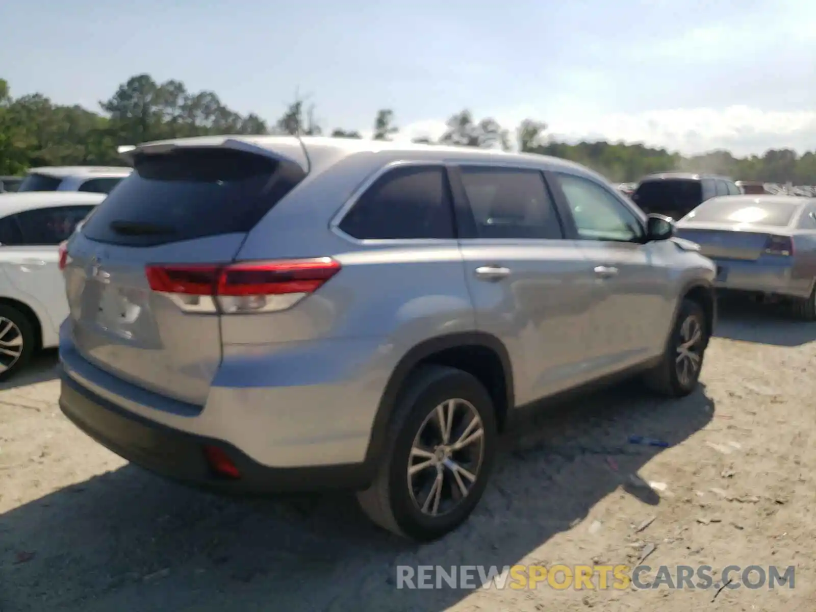 4 Photograph of a damaged car 5TDZZRFH3KS318757 TOYOTA HIGHLANDER 2019