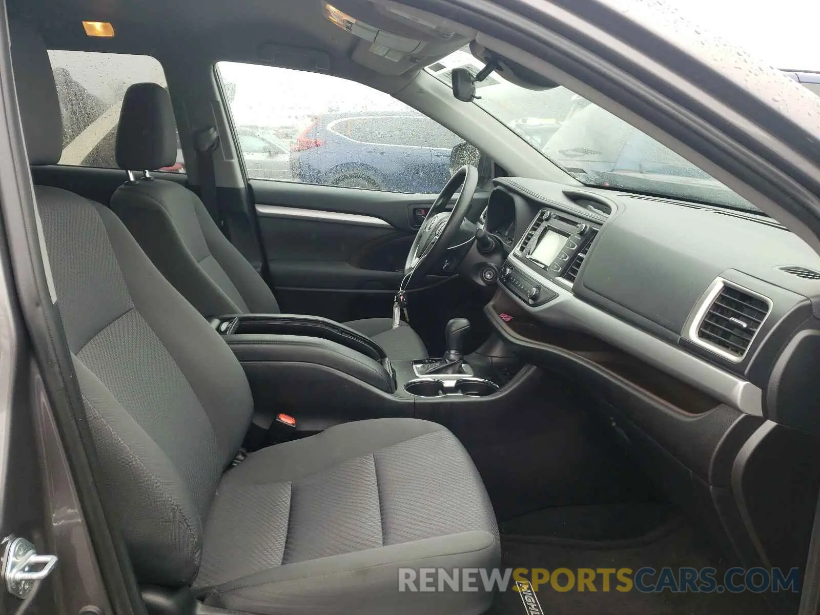 5 Photograph of a damaged car 5TDZZRFH3KS319696 TOYOTA HIGHLANDER 2019