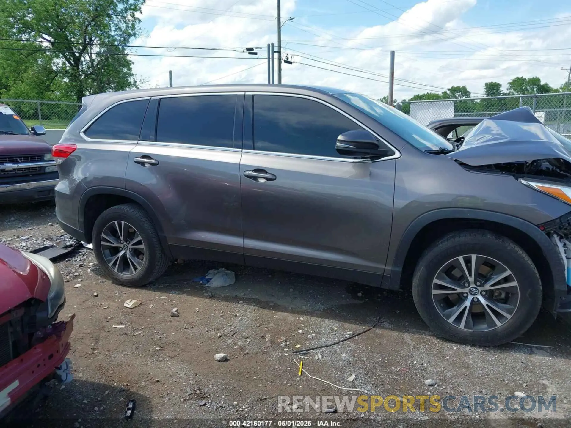 13 Photograph of a damaged car 5TDZZRFH3KS325109 TOYOTA HIGHLANDER 2019