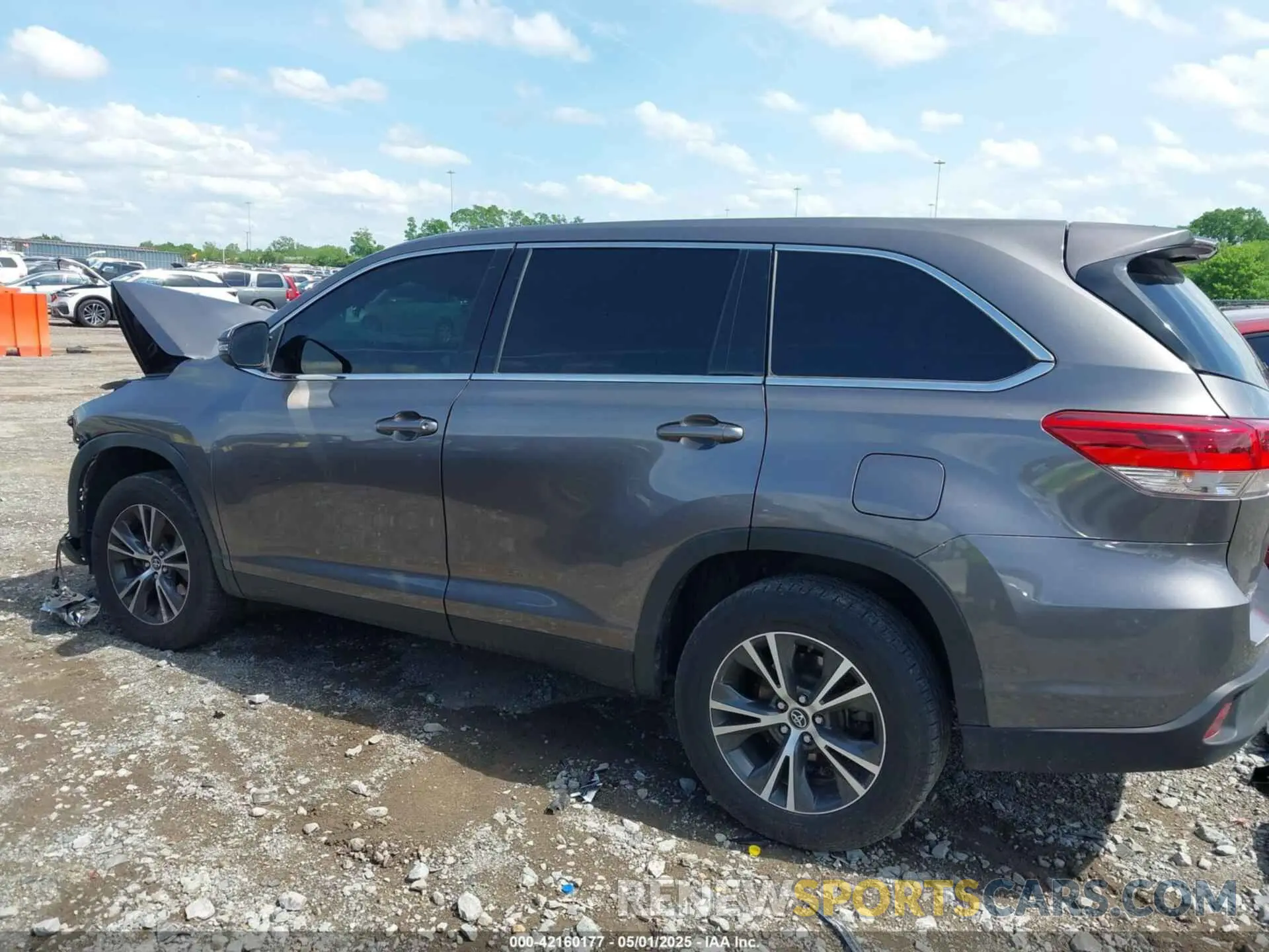 14 Photograph of a damaged car 5TDZZRFH3KS325109 TOYOTA HIGHLANDER 2019