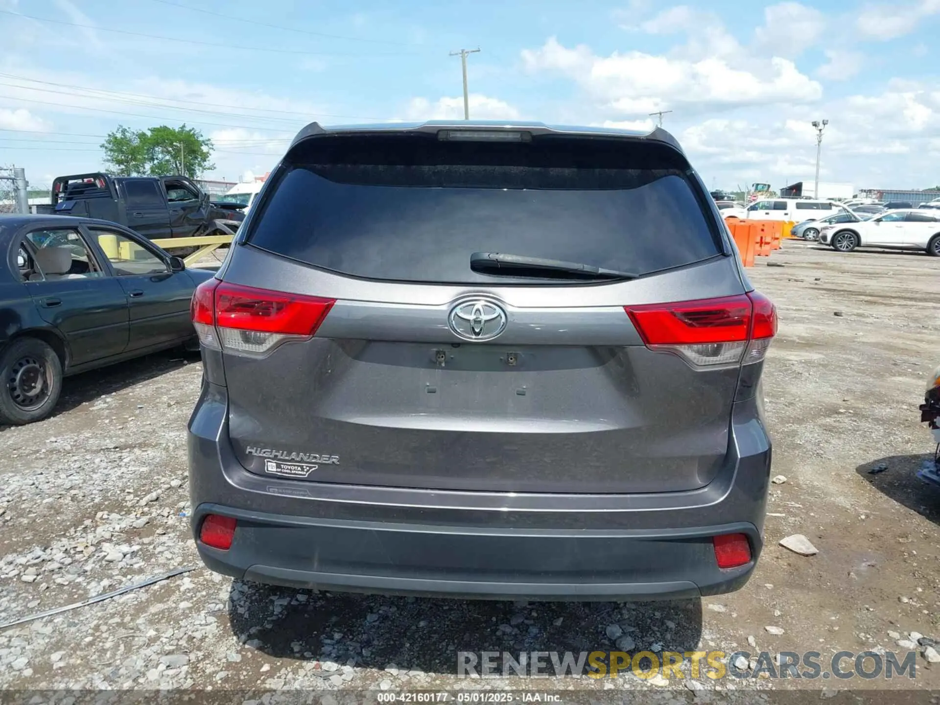 16 Photograph of a damaged car 5TDZZRFH3KS325109 TOYOTA HIGHLANDER 2019