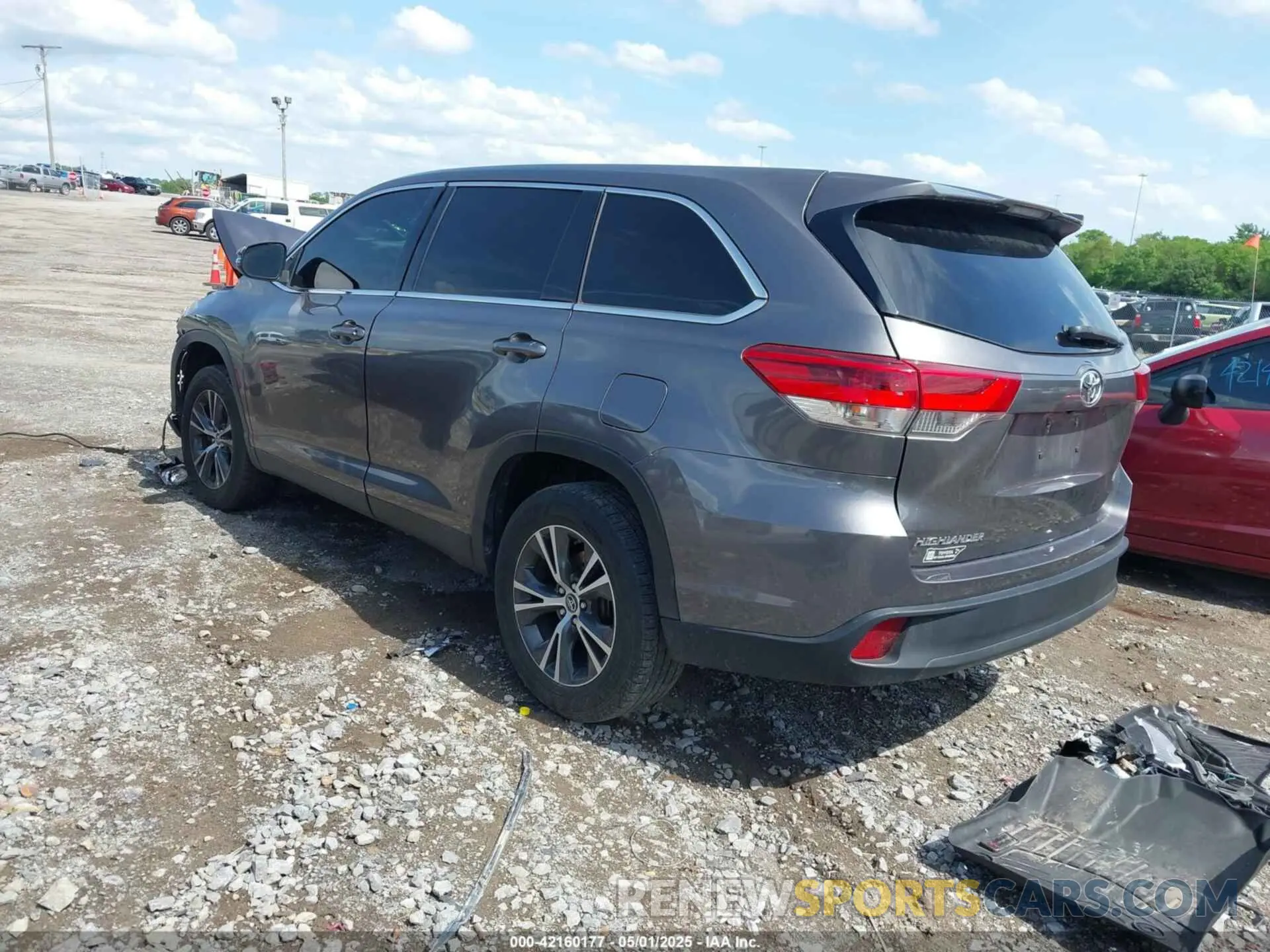3 Photograph of a damaged car 5TDZZRFH3KS325109 TOYOTA HIGHLANDER 2019
