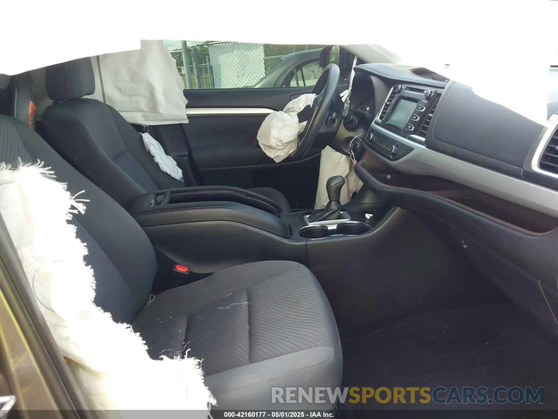 5 Photograph of a damaged car 5TDZZRFH3KS325109 TOYOTA HIGHLANDER 2019