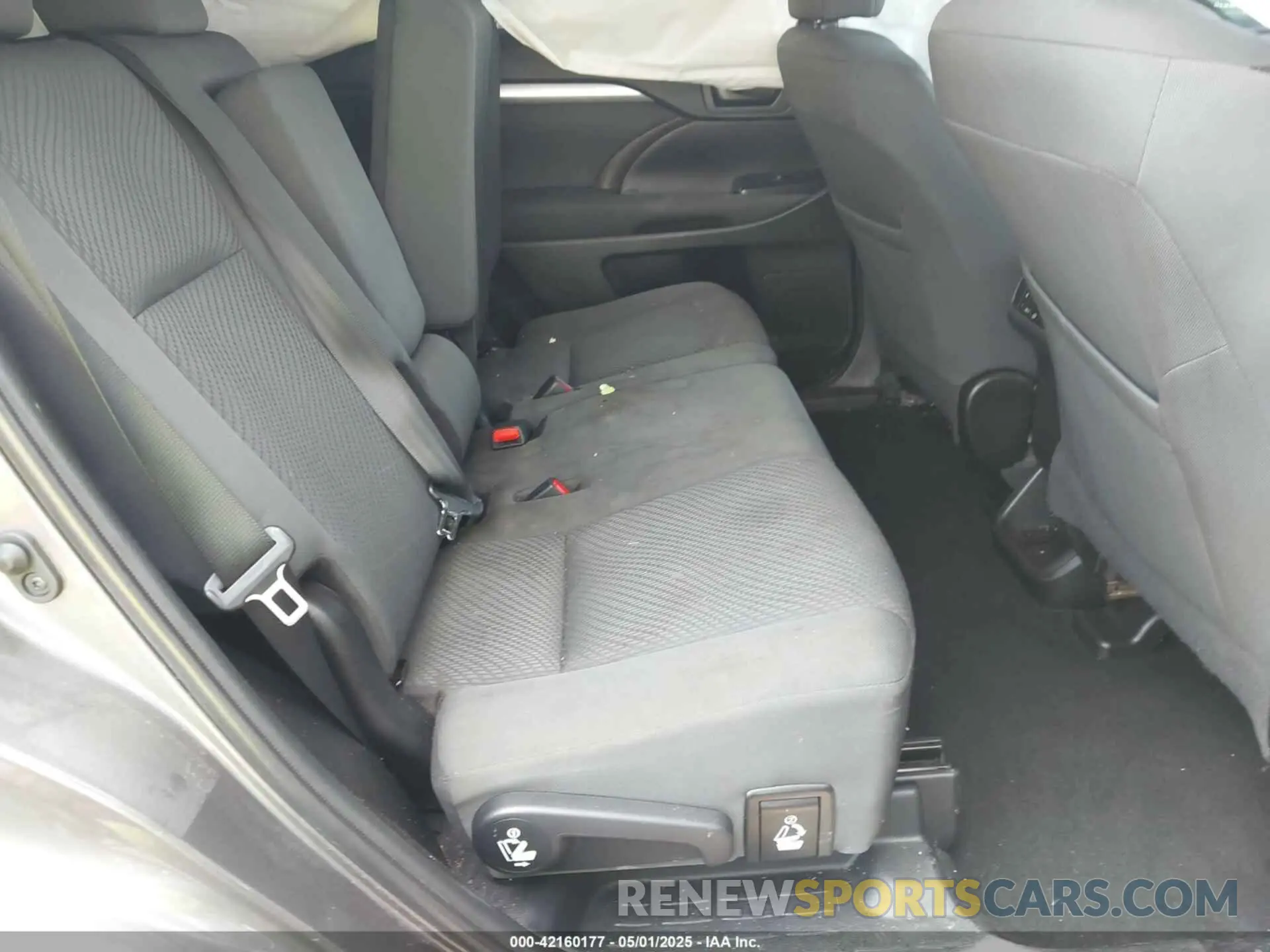 8 Photograph of a damaged car 5TDZZRFH3KS325109 TOYOTA HIGHLANDER 2019